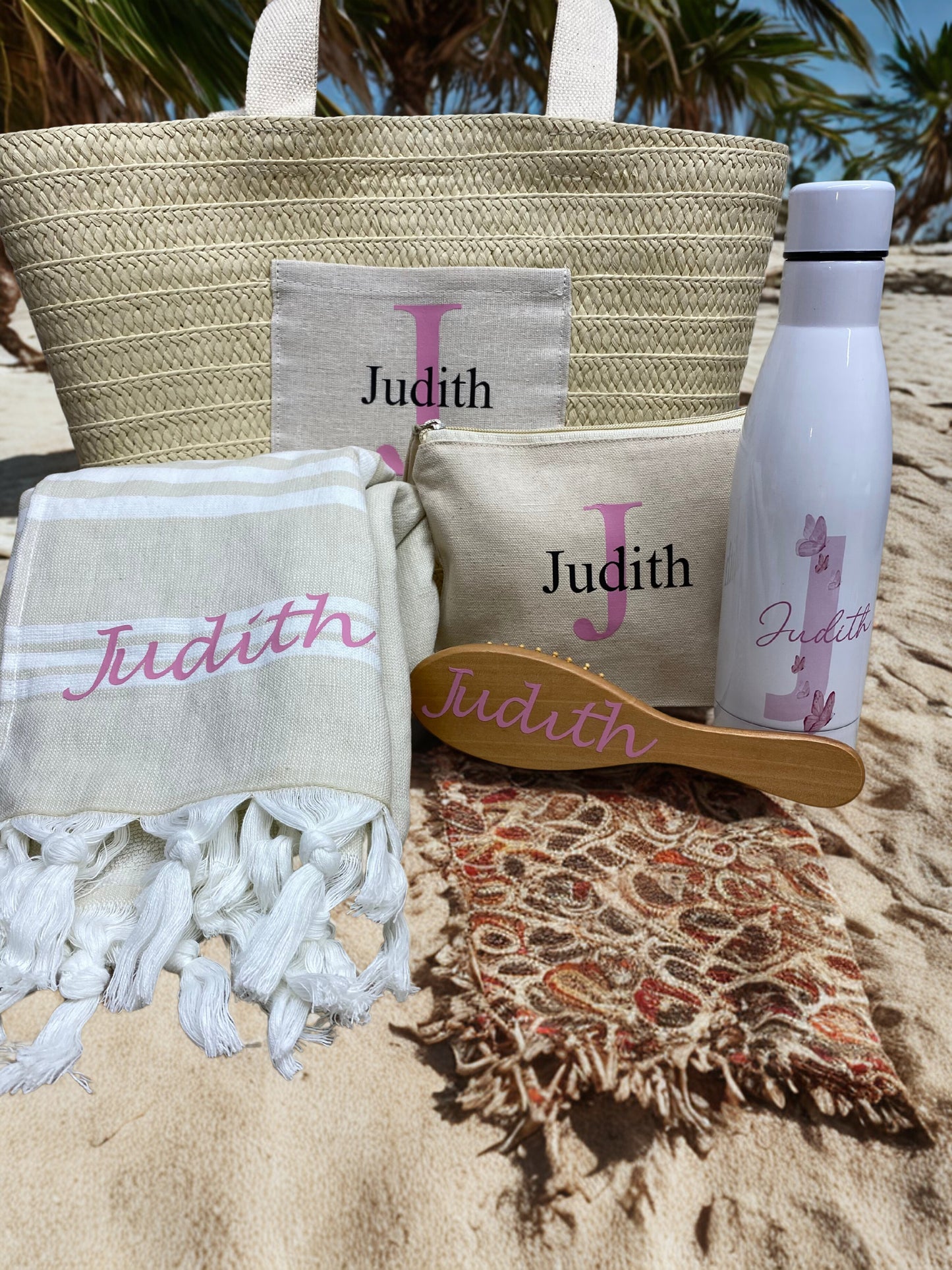 Pack verano Capaza, toalla, peine , neceser y botella personalizada