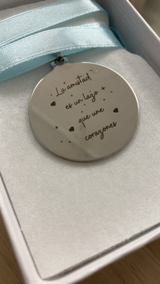 Medalla “Ramo Amistad” – Detalle personalizado para ramo de novia | Regala Amor