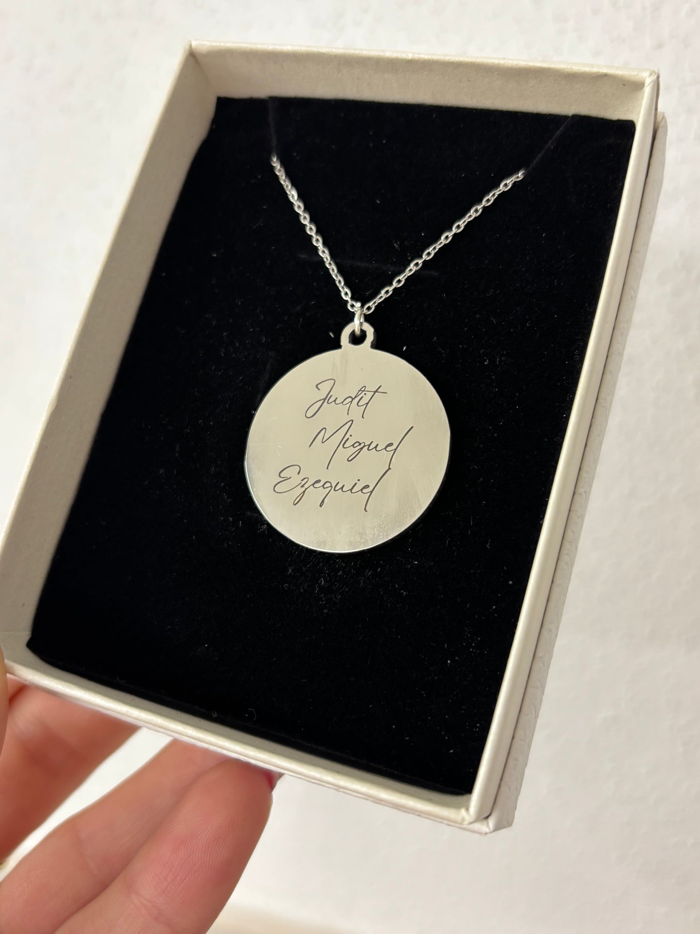 Collar personalizado con nombre de hijos – Tu amor, siempre cerca del corazón