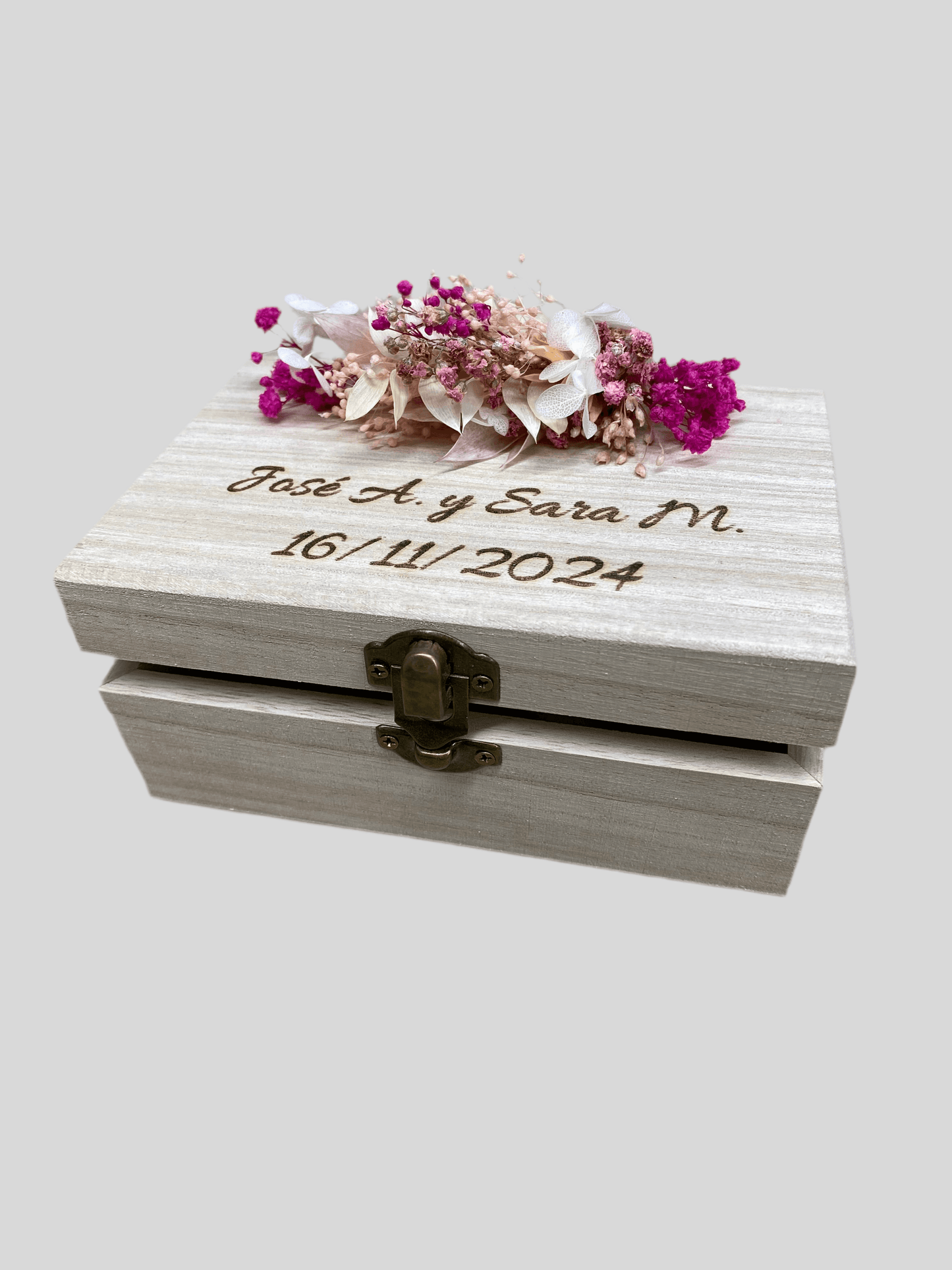 Caja de madera porta arras con flor preservada y grabado personalizado - REGALA AMOR