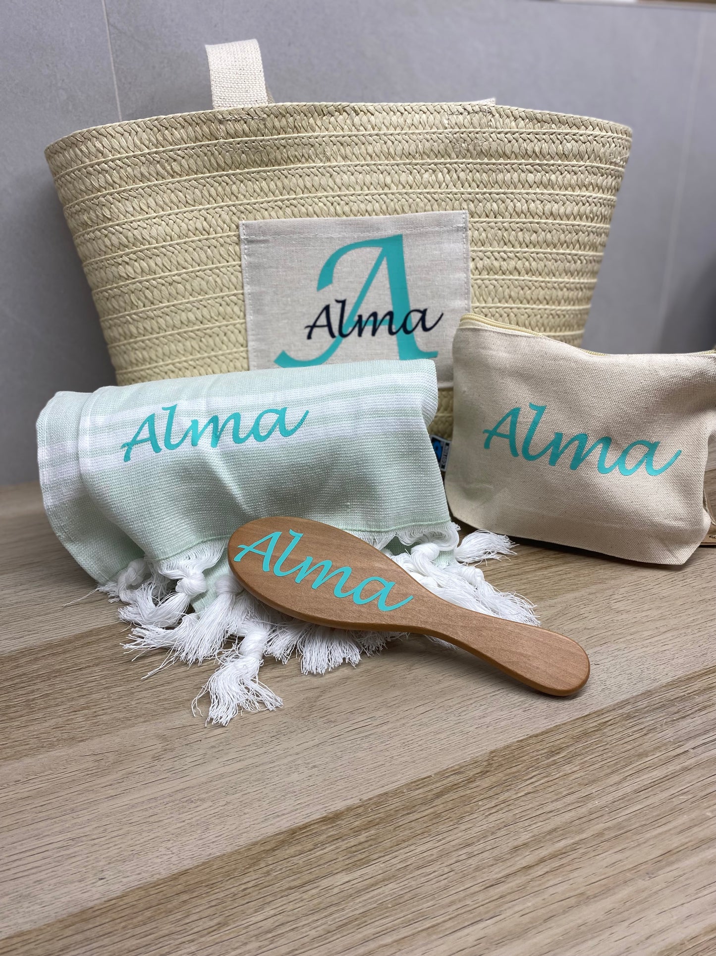 Pack Capaza, toalla, cepillo y neceser personalizado verde agua