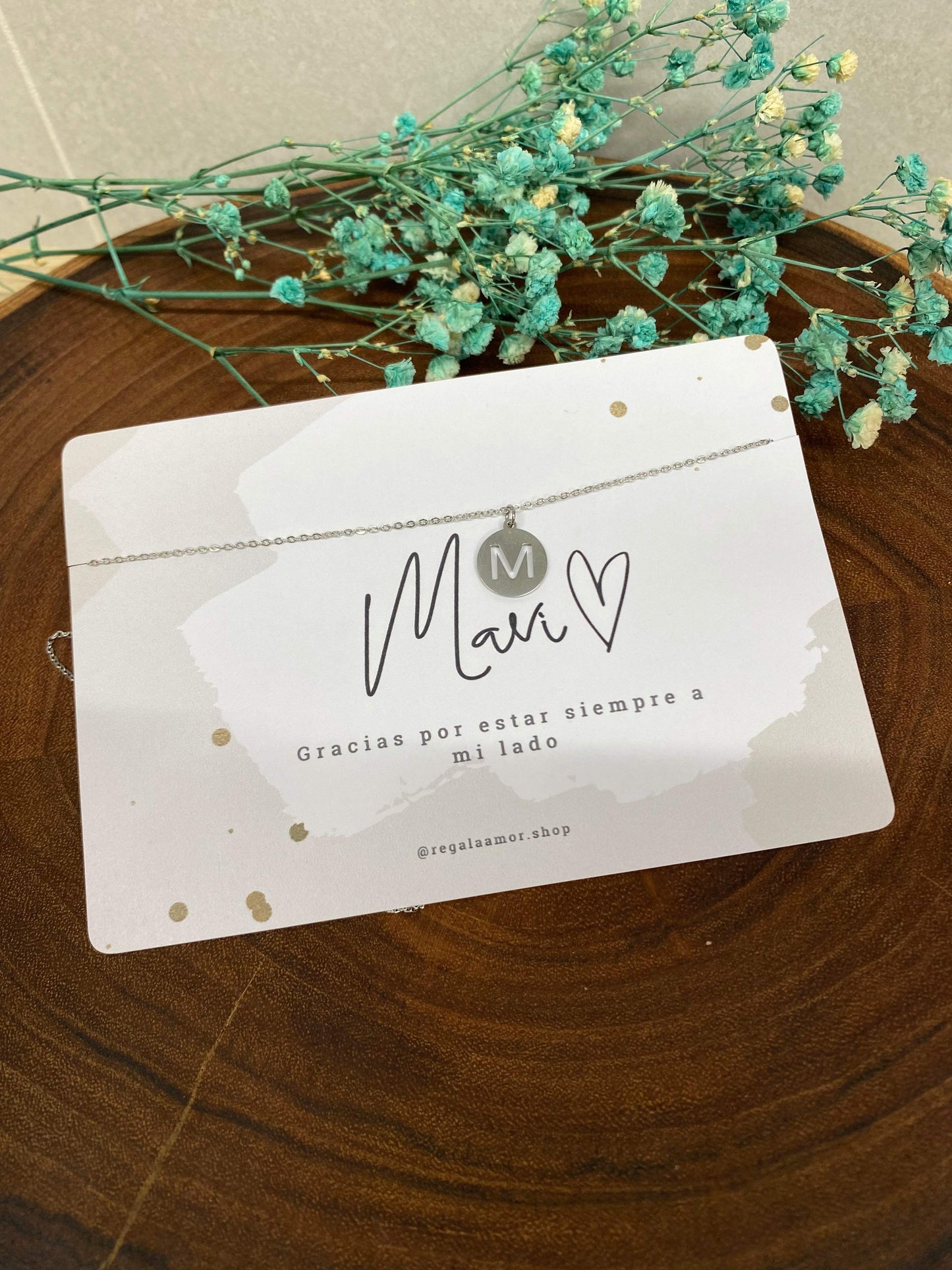 Tarjeta personalizada con collar inicial damas de honor 🌸 - REGALA AMOR