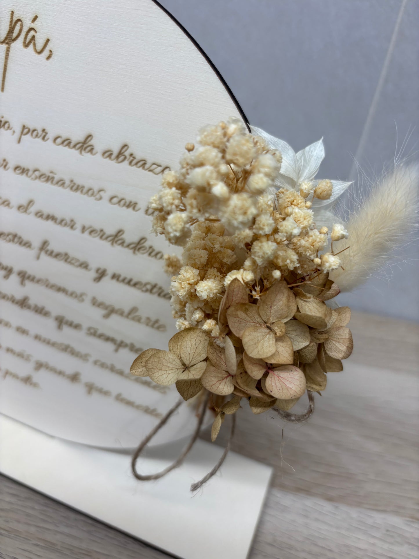 Placa dedicatoria con flor preservada – Regalo personalizado