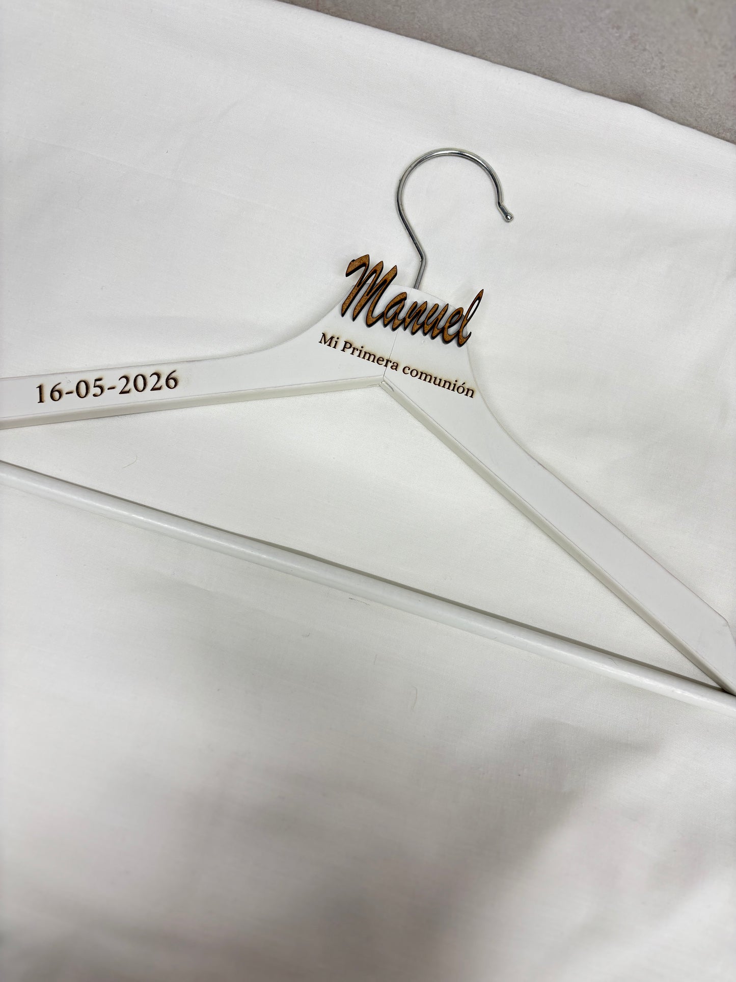 Percha comunión nombre madera