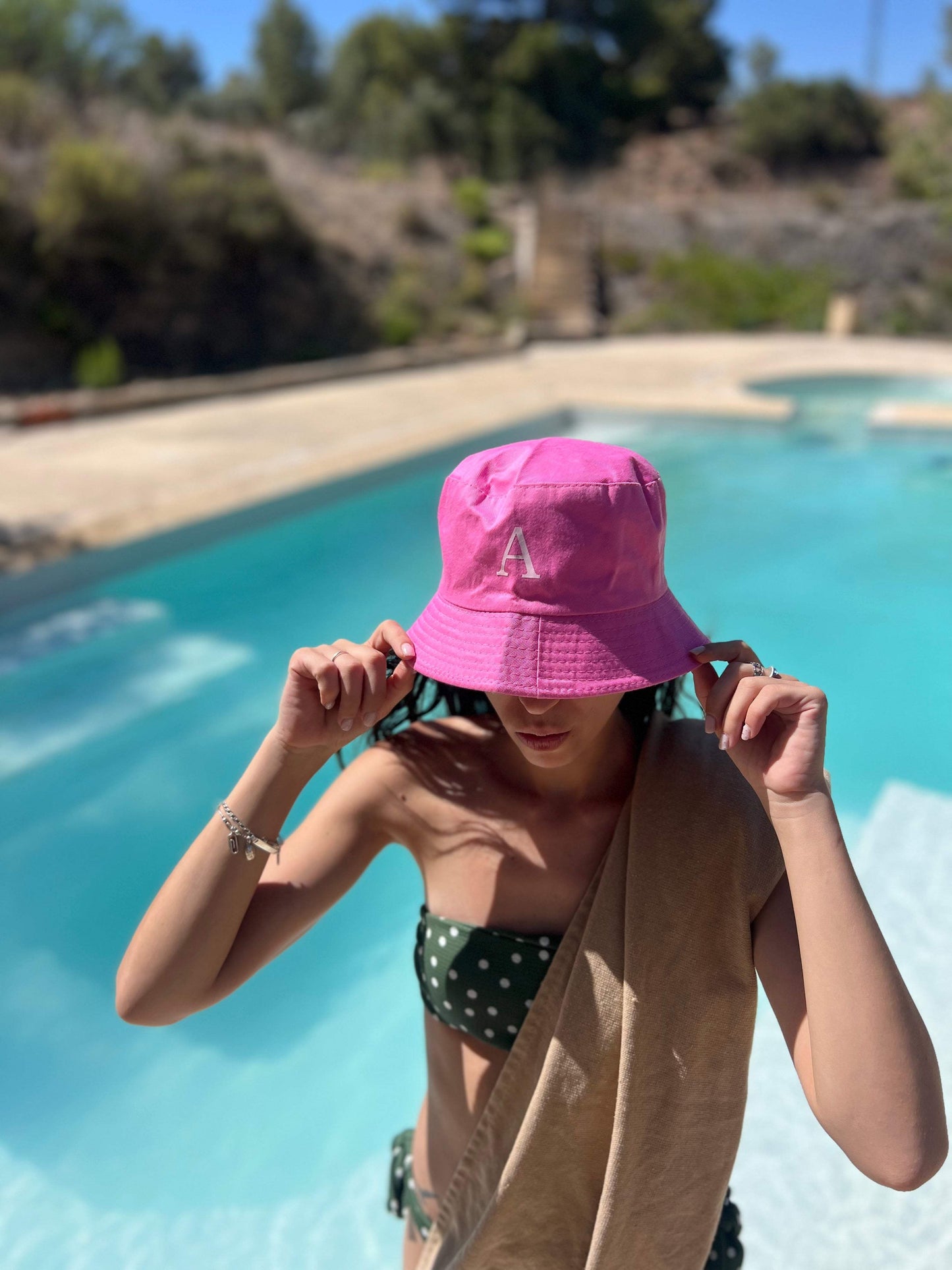 Gorro rosa con inicial 🌸 - REGALA AMOR