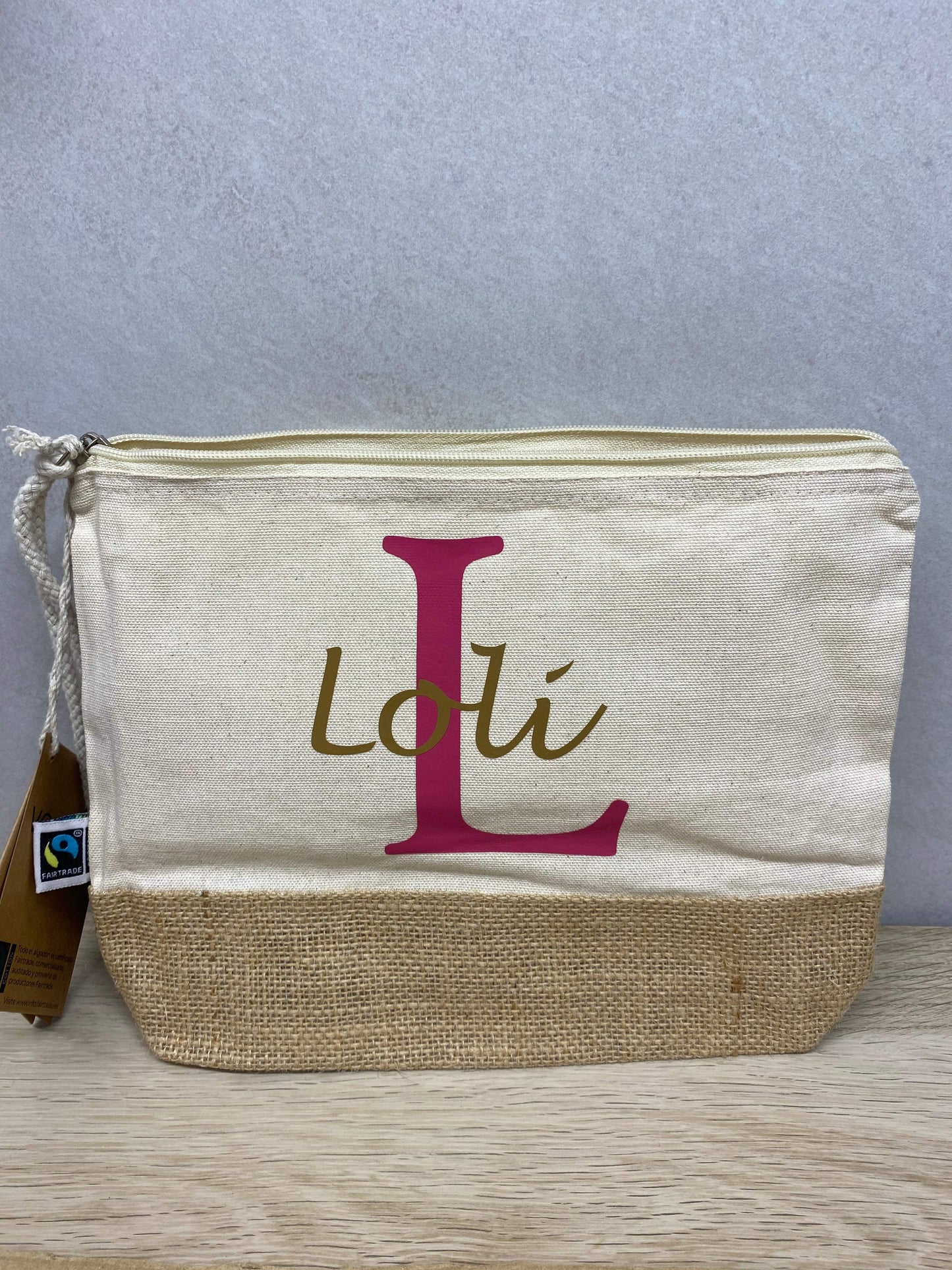 Neceser grande con inicial en color granate - REGALA AMOR