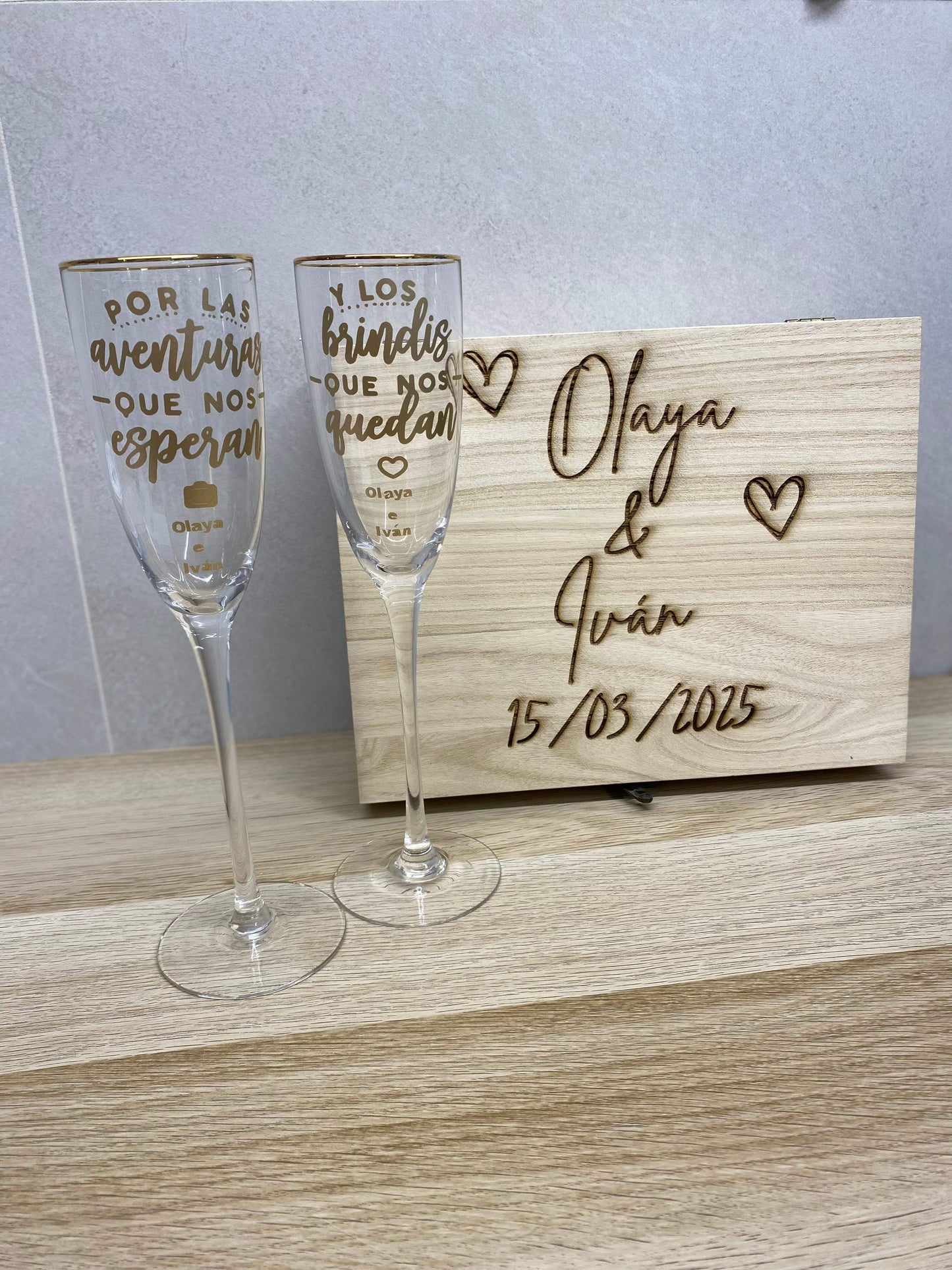 Copas de novios borde dorado, frase - REGALA AMOR
