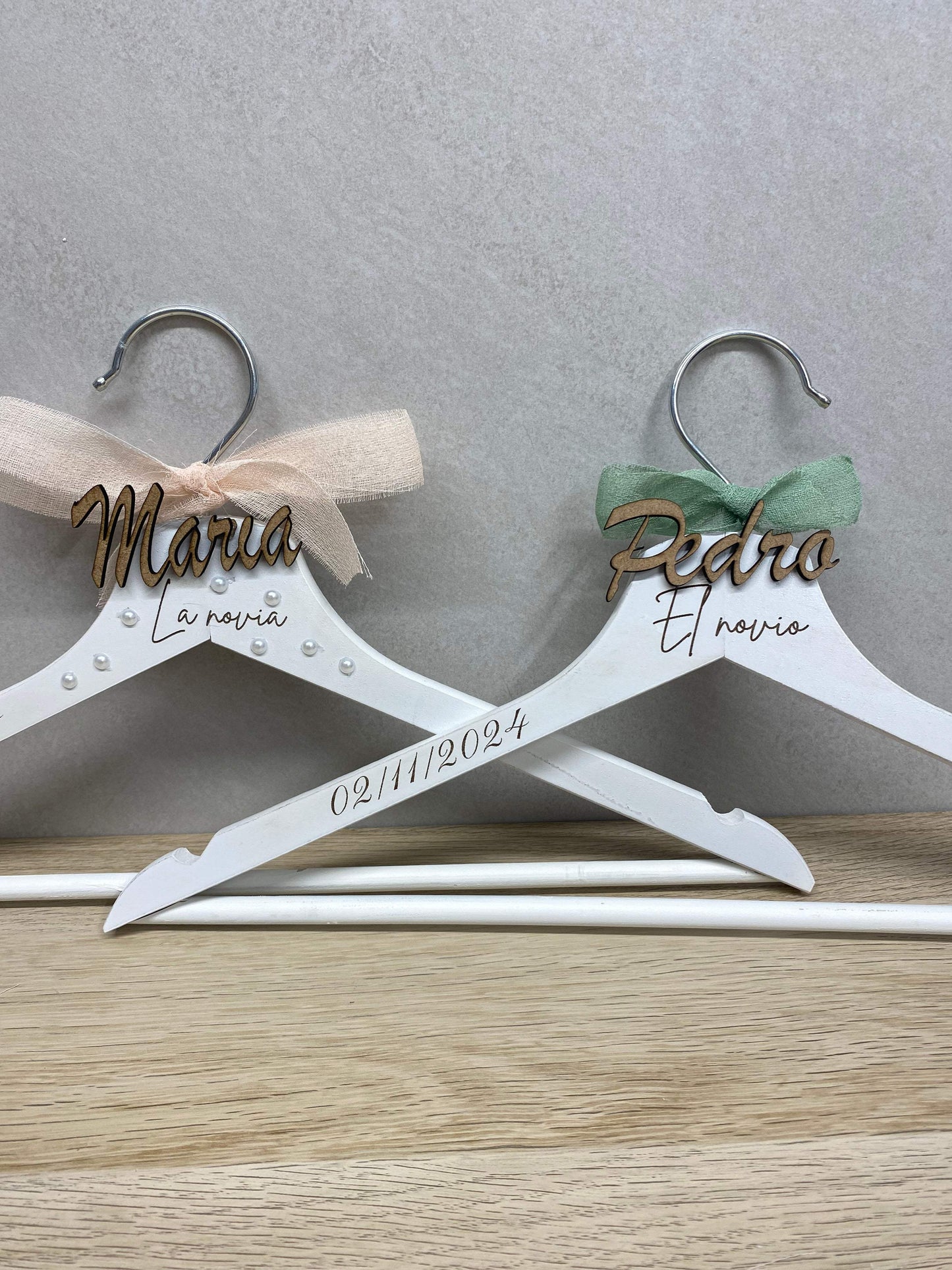 Perchas personalizadas novios - REGALA AMOR
