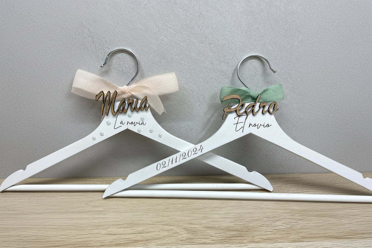 Perchas personalizadas novios - REGALA AMOR