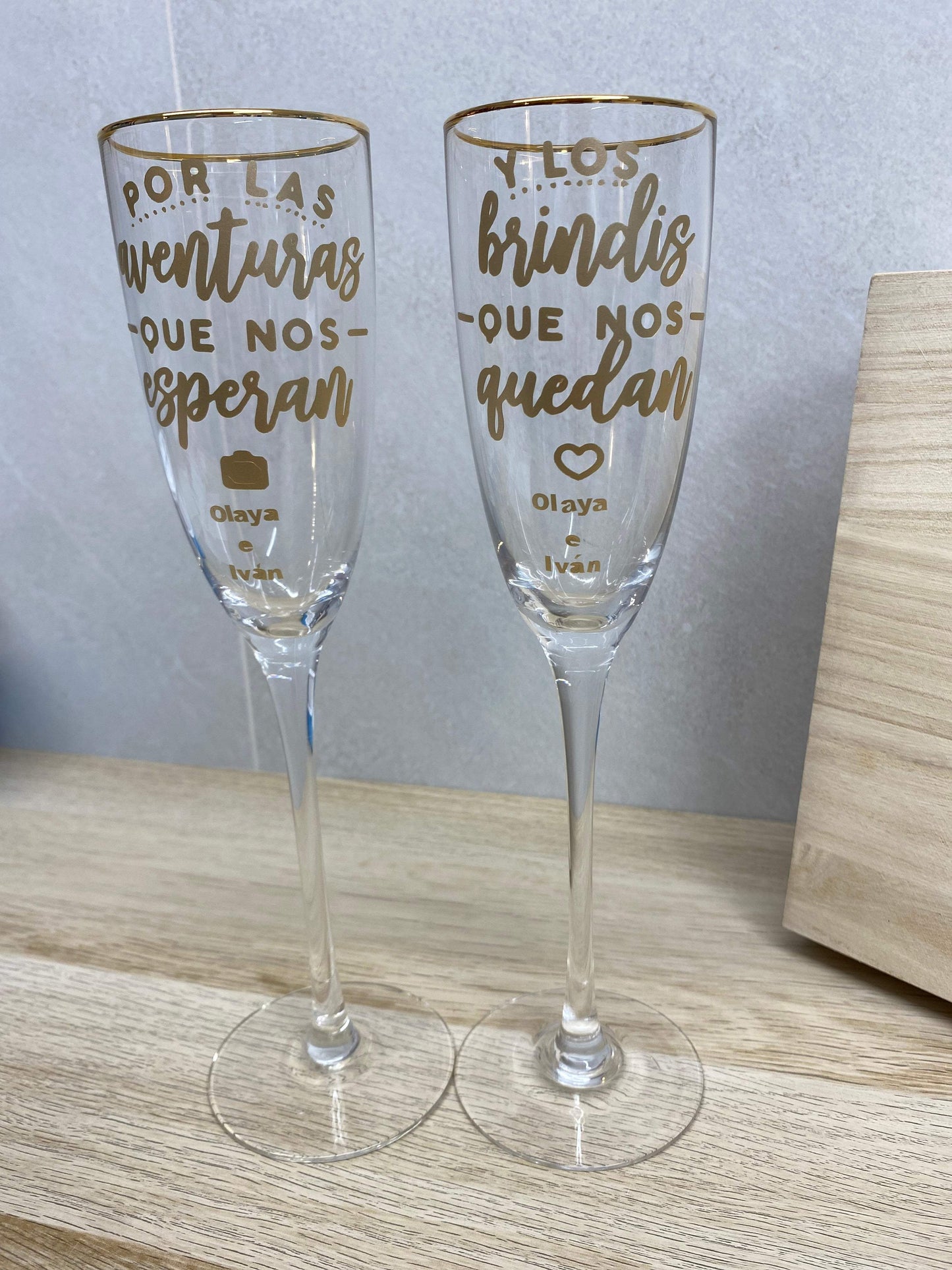Copas de novios borde dorado, frase - REGALA AMOR