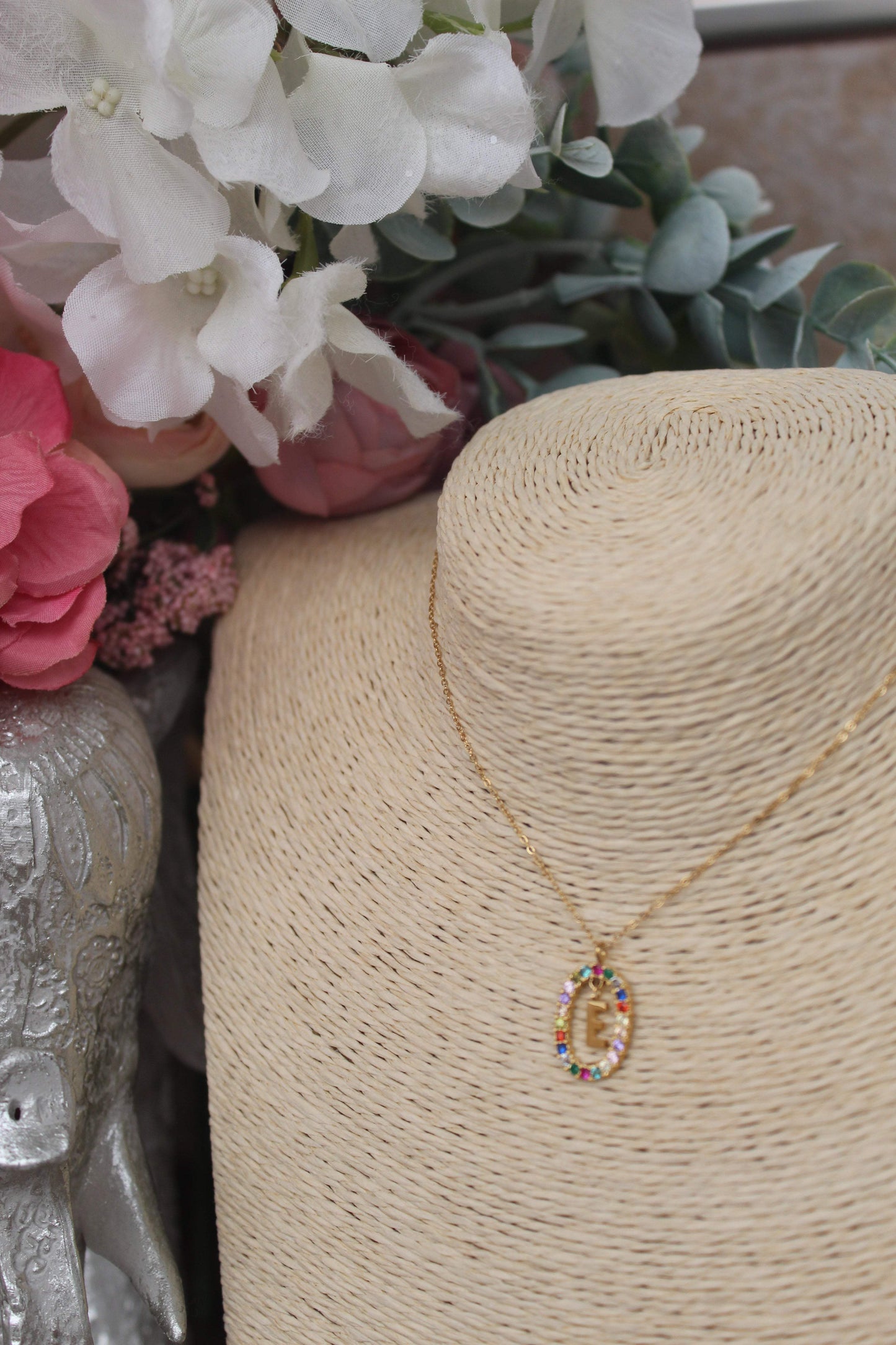 Collar inicial con piedras multicolor - REGALA AMOR