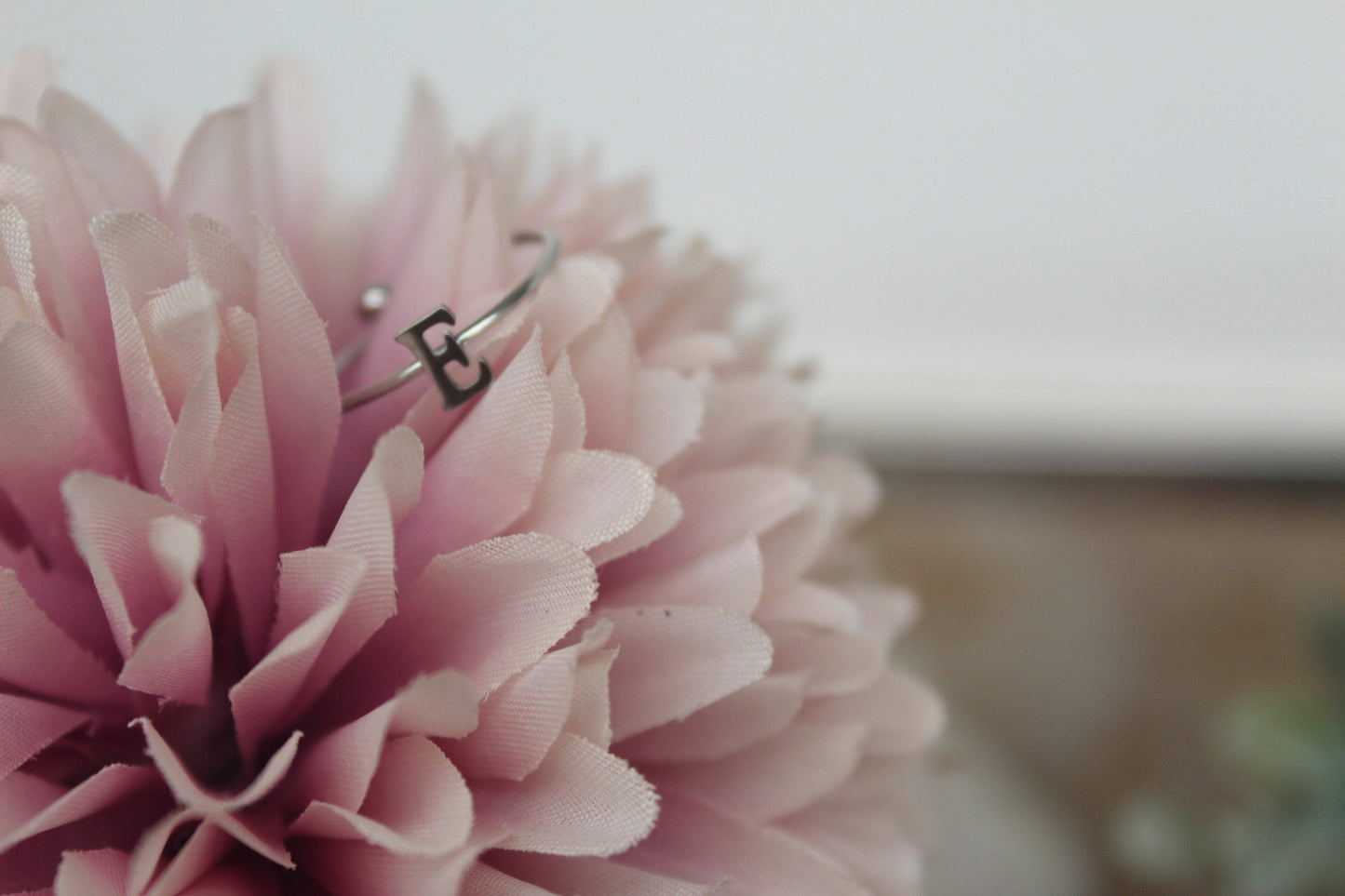 Anillo de Acero con Inicial Dorado y Plateado – Elegancia Personalizada - REGALA AMOR