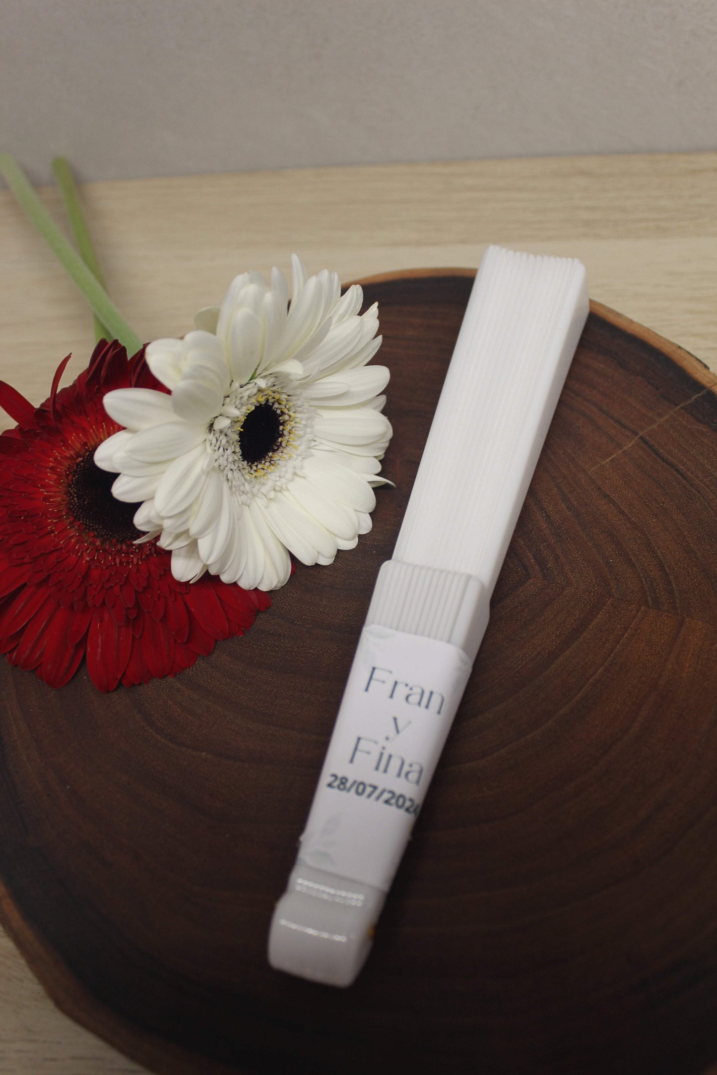 Abanico blanco personalizado con iniciales, regalo para invitados - REGALA AMOR