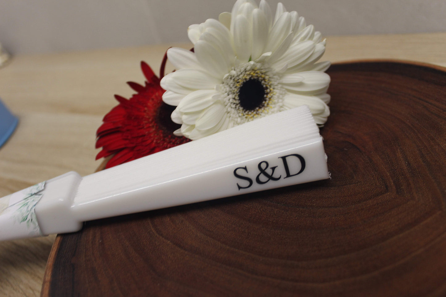 Abanico blanco personalizado con iniciales, regalo para invitados - REGALA AMOR