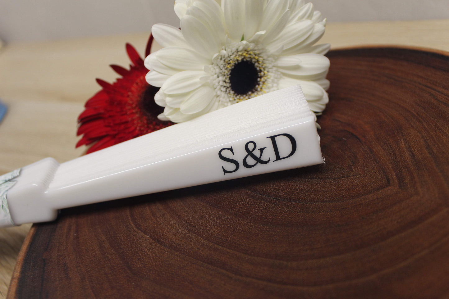 Abanico blanco personalizado con iniciales, regalo para invitados - REGALA AMOR