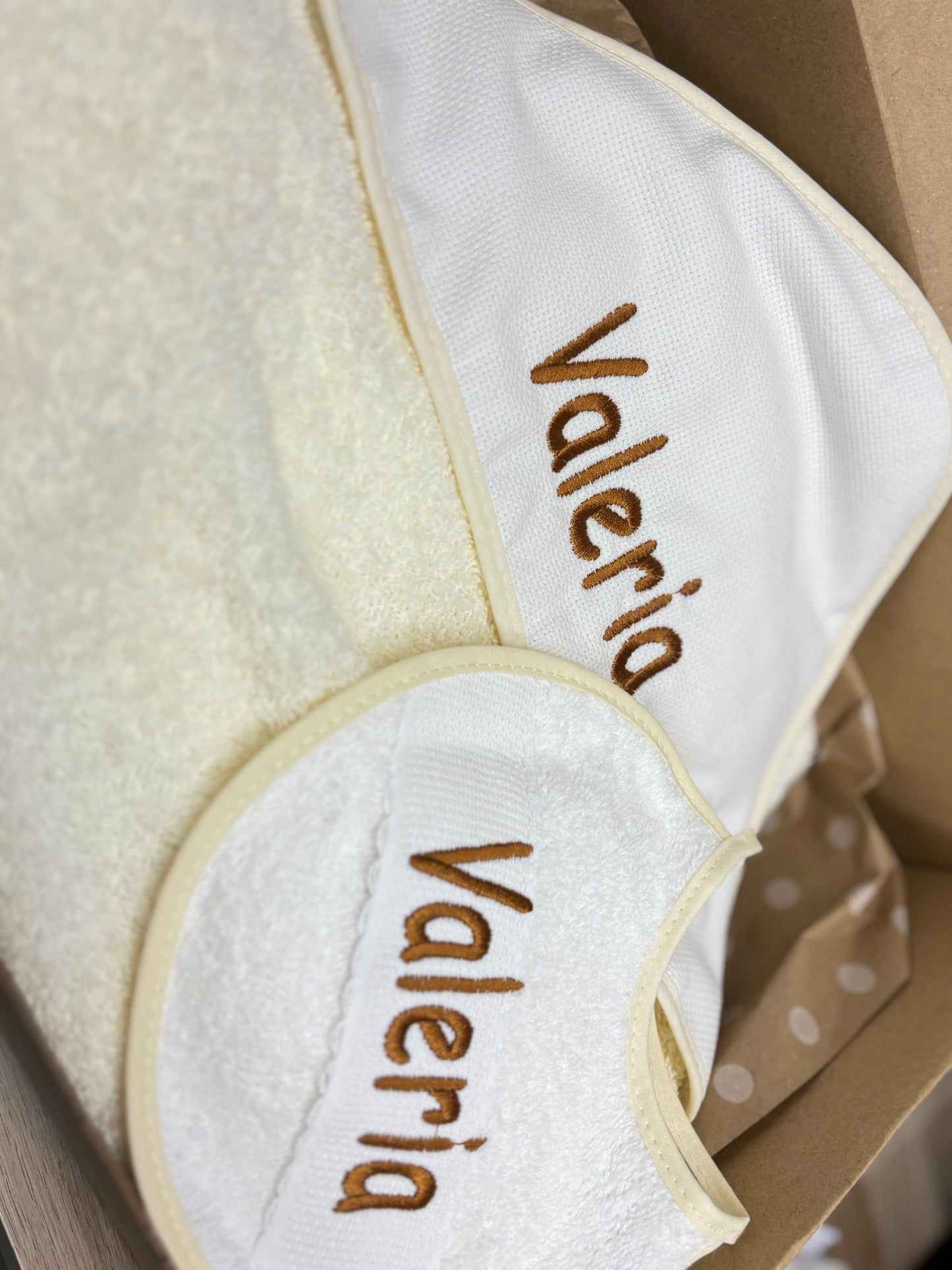 Pack Capa de baño y Babero Bordado Bebé – Dulzura desde el primer baño