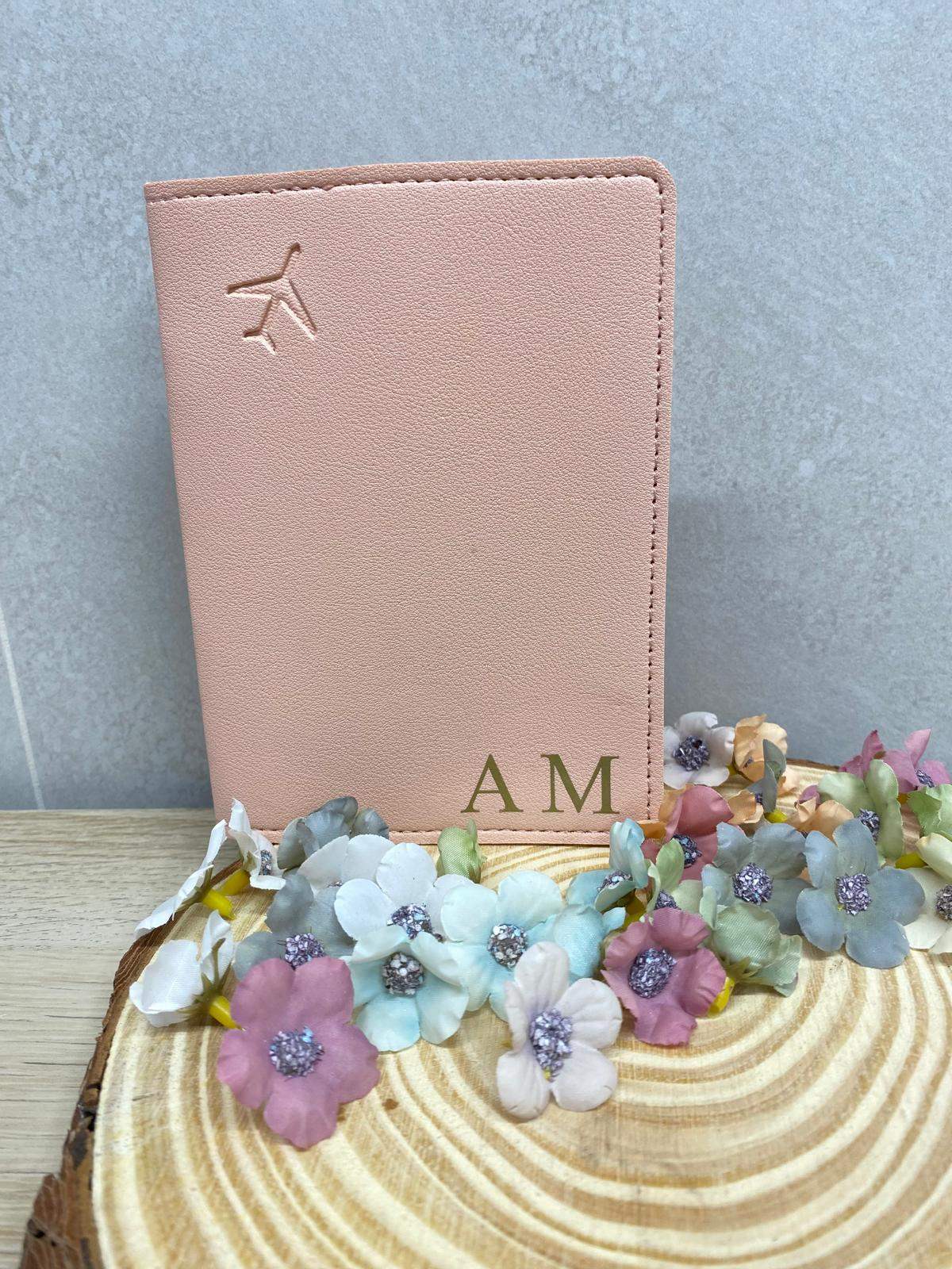 FUNDA DE PASAPORTE CON INICIALES - REGALA AMOR