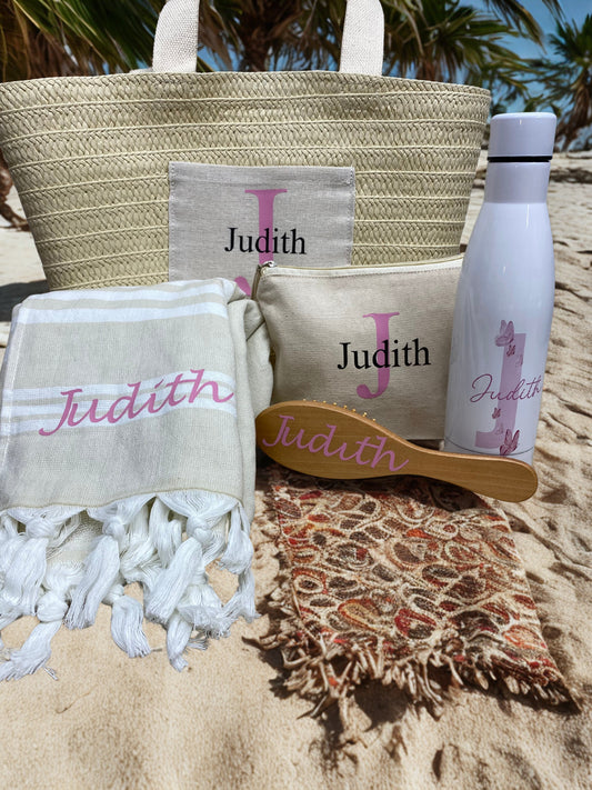 Pack verano Capaza, toalla, peine , neceser y botella personalizada