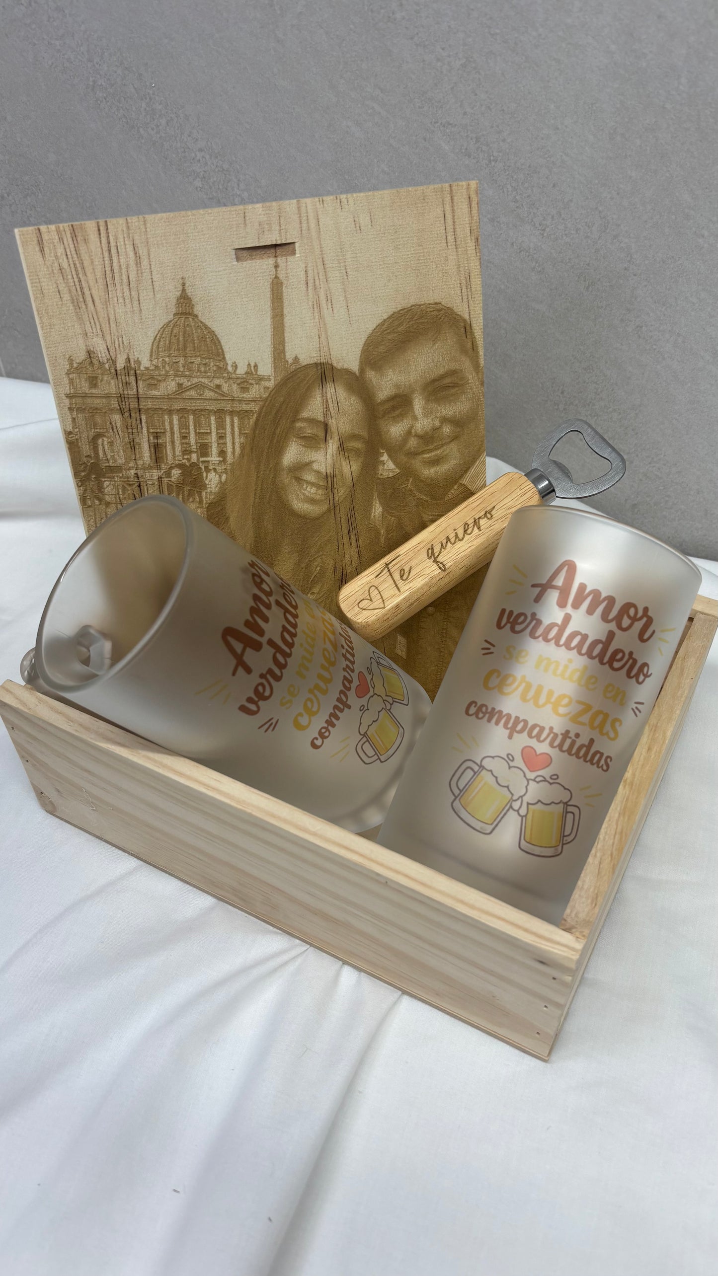 Caja grabada con foto jarras de cerveza y abridor