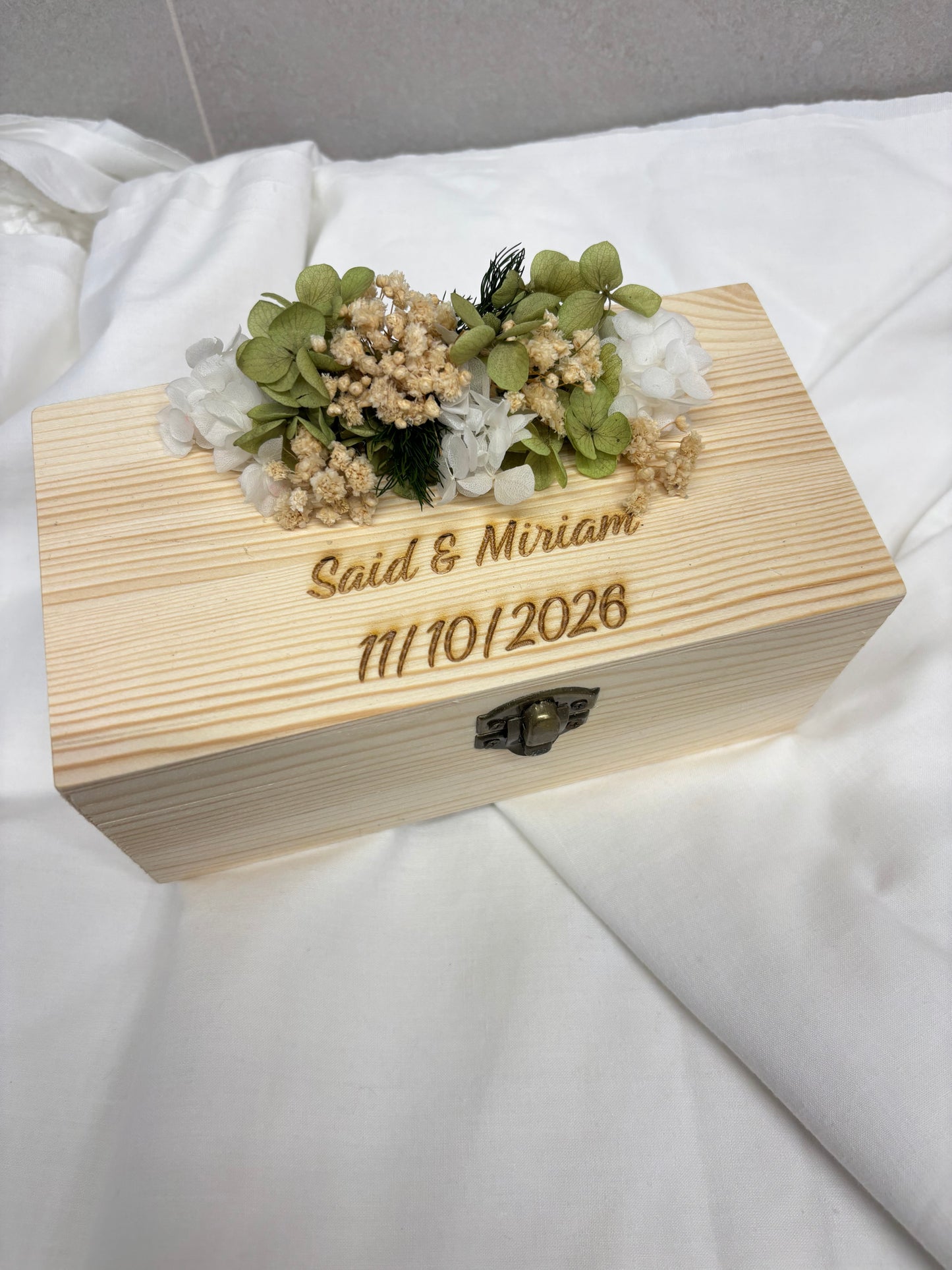 Caja de madera porta alianzas o porta arras con flor preservada y grabado personalizado