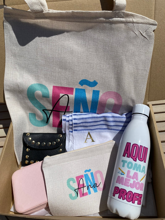 Pack regalo personalizado para profesora – tote bag, neceser, joyero, pareo, botella y más