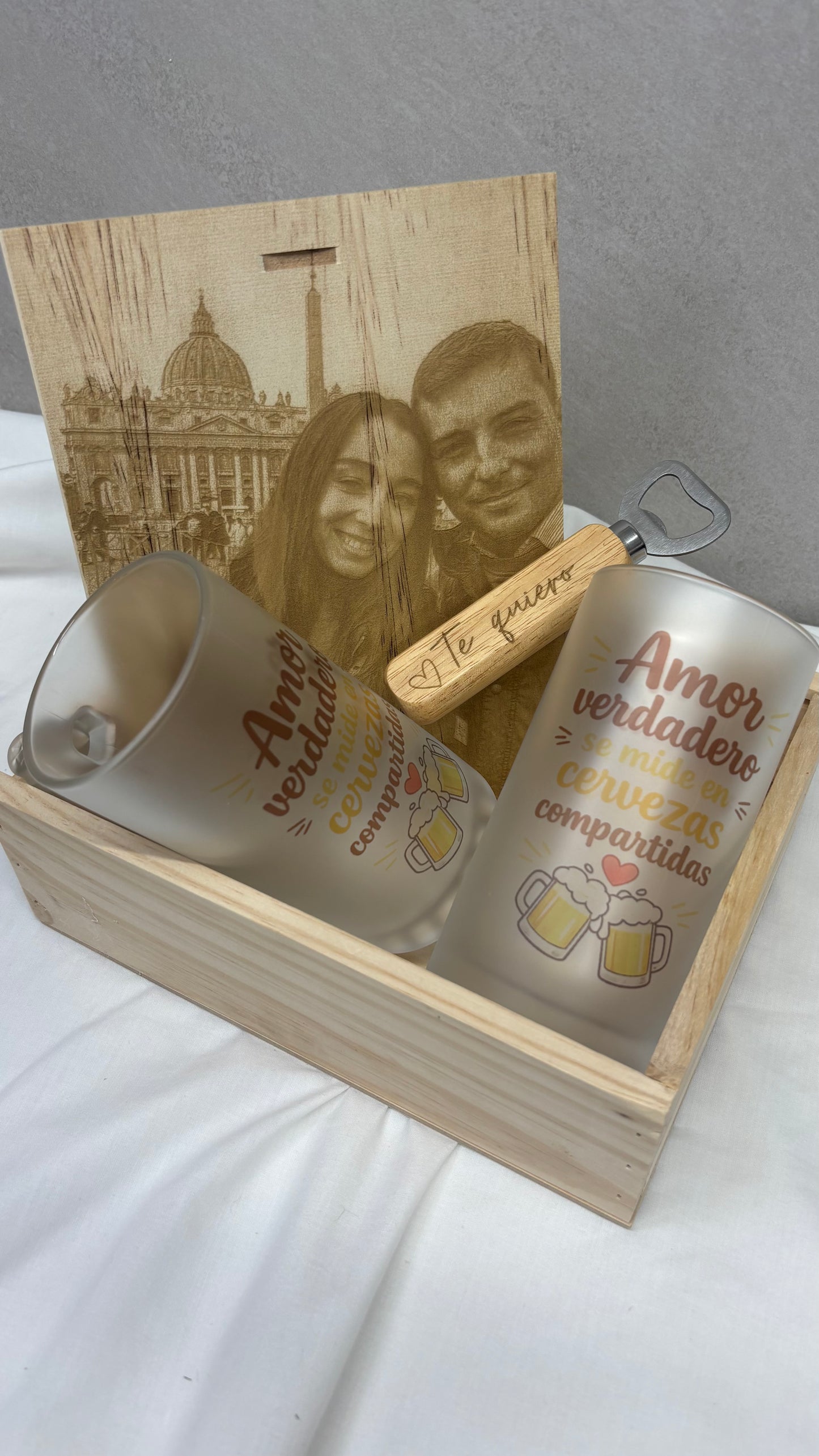 Caja grabada con foto jarras de cerveza y abridor