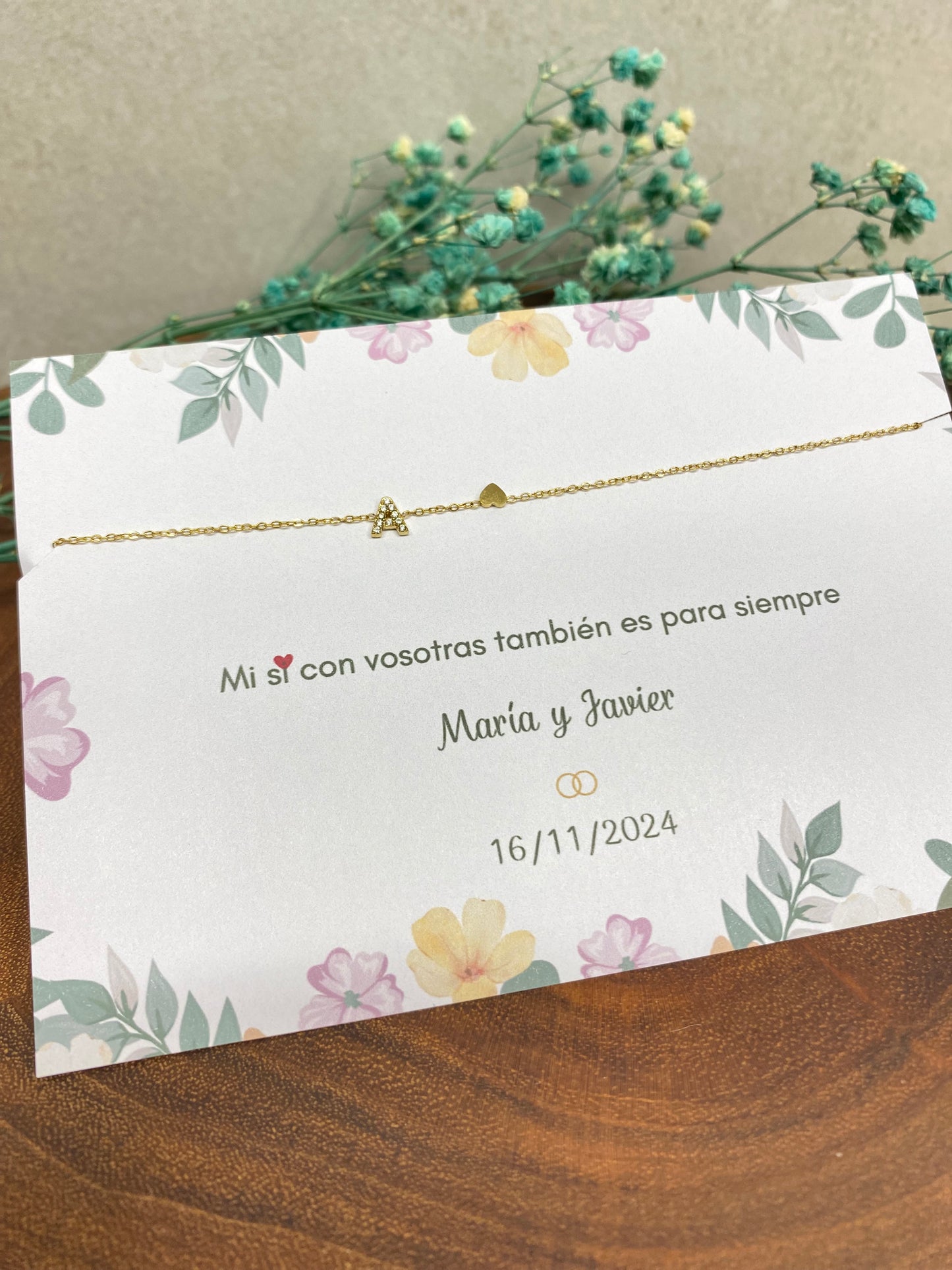 Tarjeta con pulsera incial