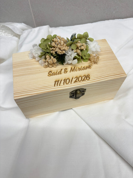 Caja de madera porta alianzas o porta arras con flor preservada y grabado personalizado