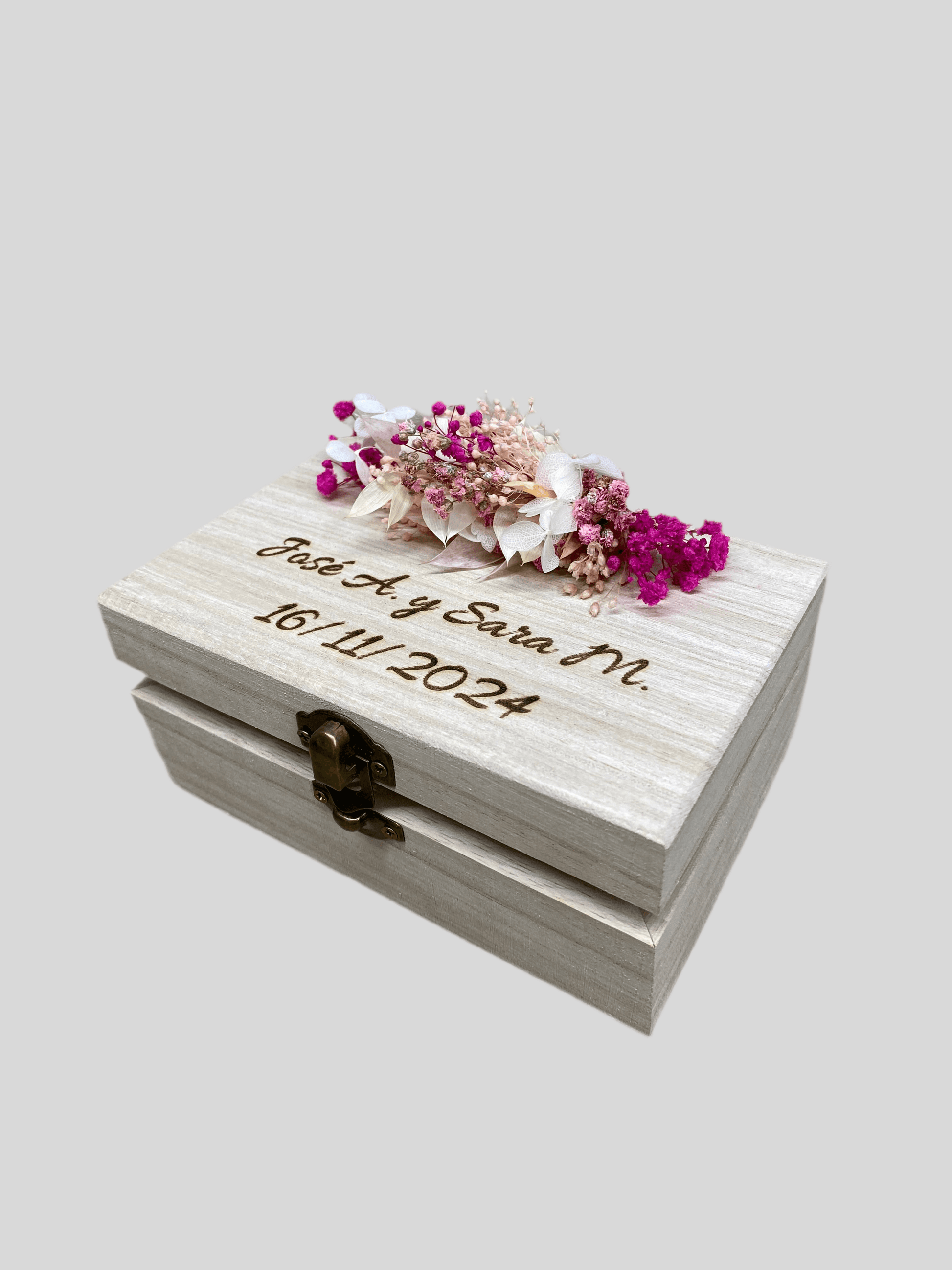Caja de madera porta arras con flor preservada y grabado personalizado - REGALA AMOR