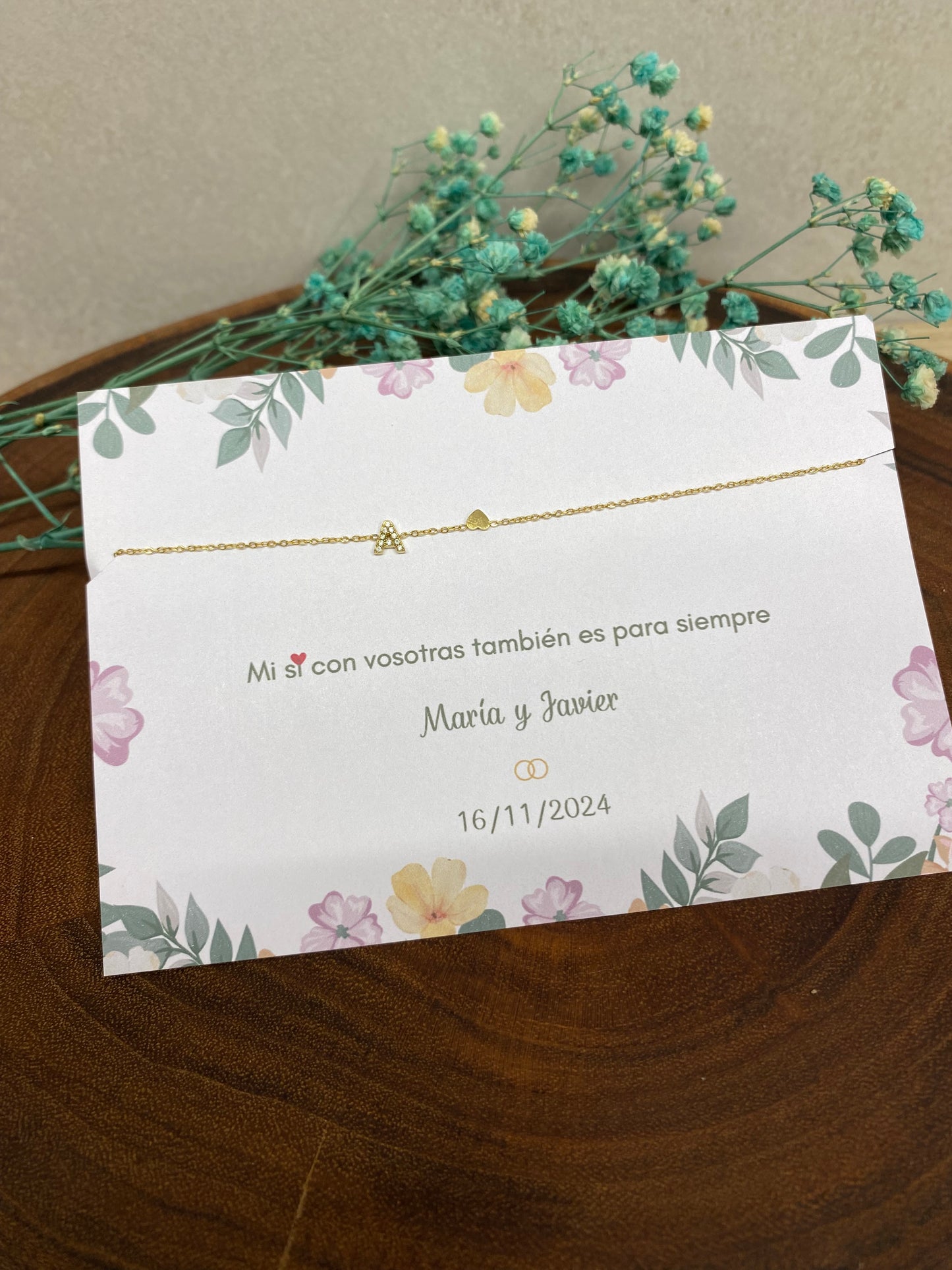 Tarjeta con pulsera incial