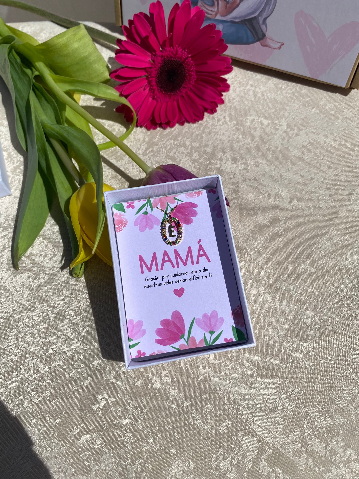 Collar inicial brillo con tarjetita y caja  personalizada dia de la madre