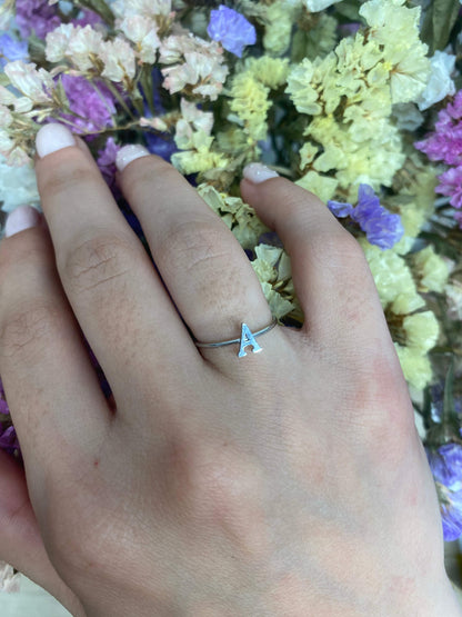 Anillo de Acero con Inicial Dorado y Plateado – Elegancia Personalizada - REGALA AMOR
