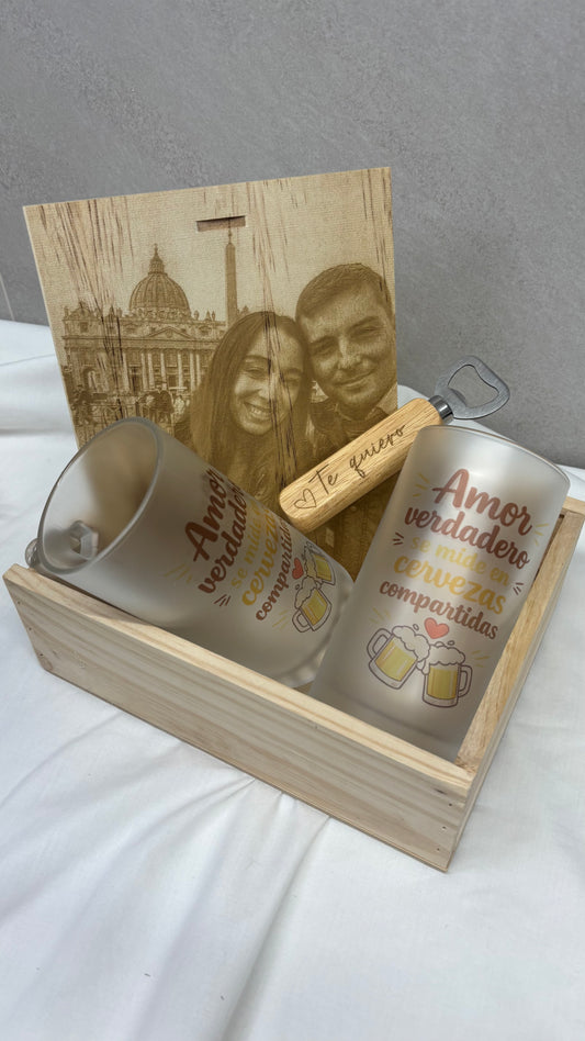 Caja grabada con foto jarras de cerveza y abridor