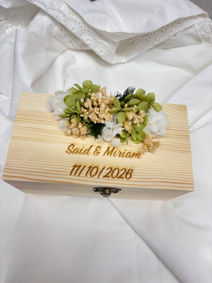 Caja de madera porta alianzas o porta arras con flor preservada y grabado personalizado