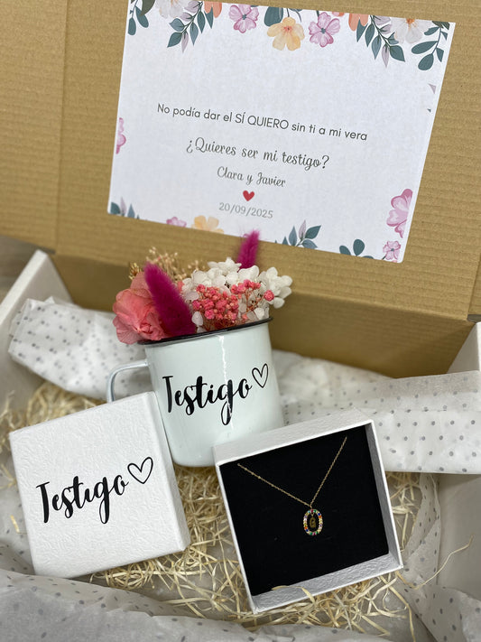 Caja “¿Quieres ser mi testigo?” – Taza, flor preservada y collar con inicial