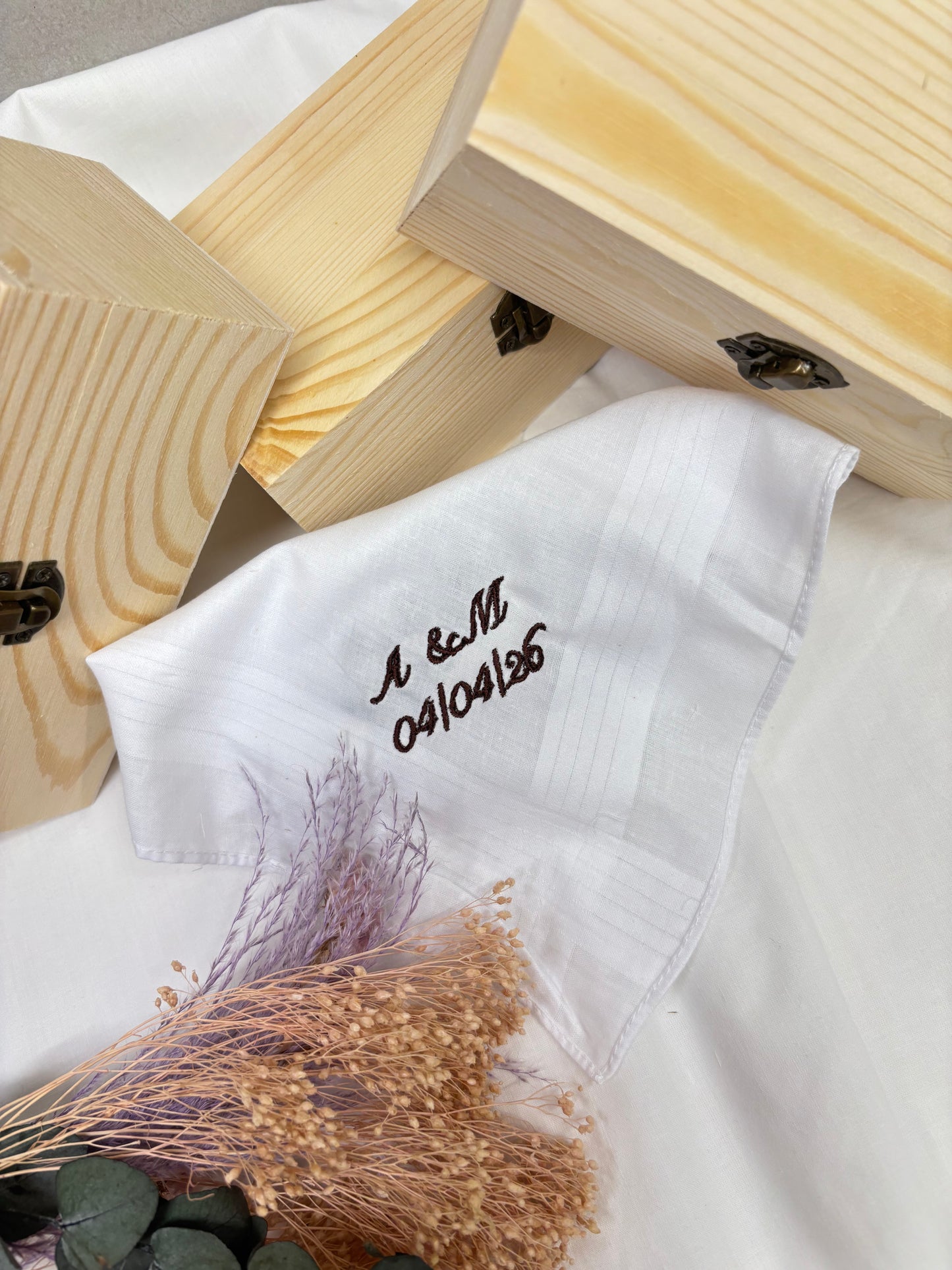 Pañuelo bordado en caja de madera personalizado – Un detalle que llega al corazón