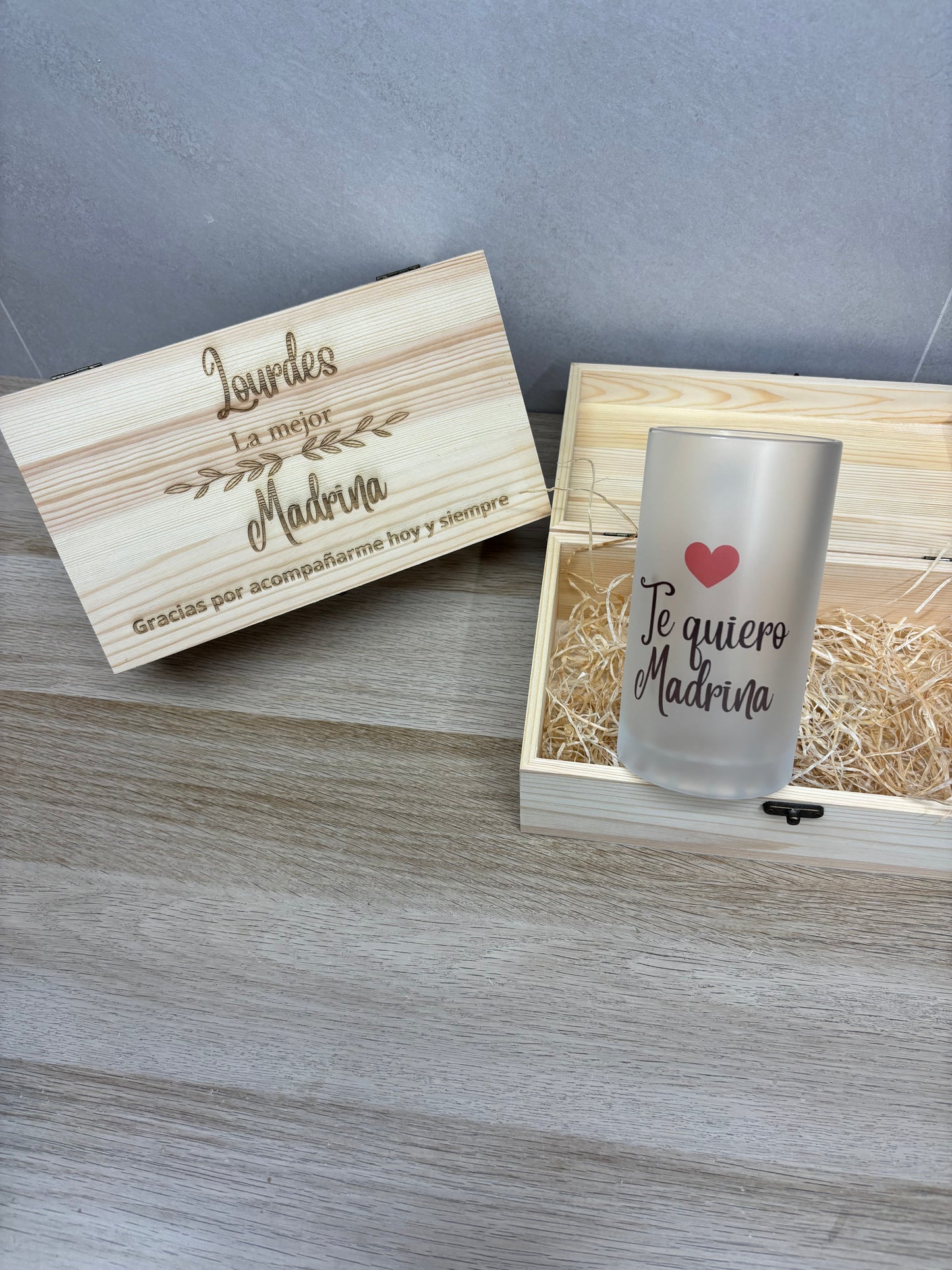 Caja personalizada con jarra de cerveza – regalo original para madrina