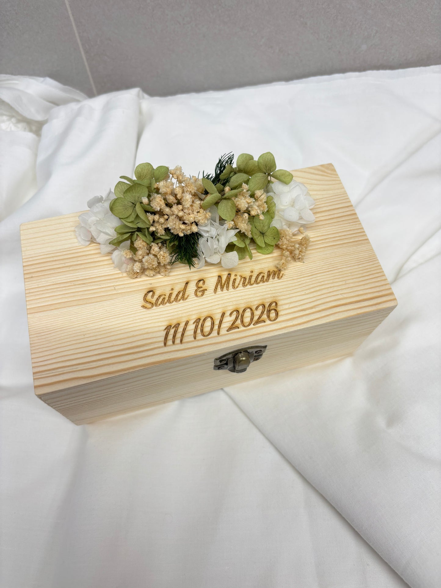 Caja de madera porta alianzas o porta arras con flor preservada y grabado personalizado