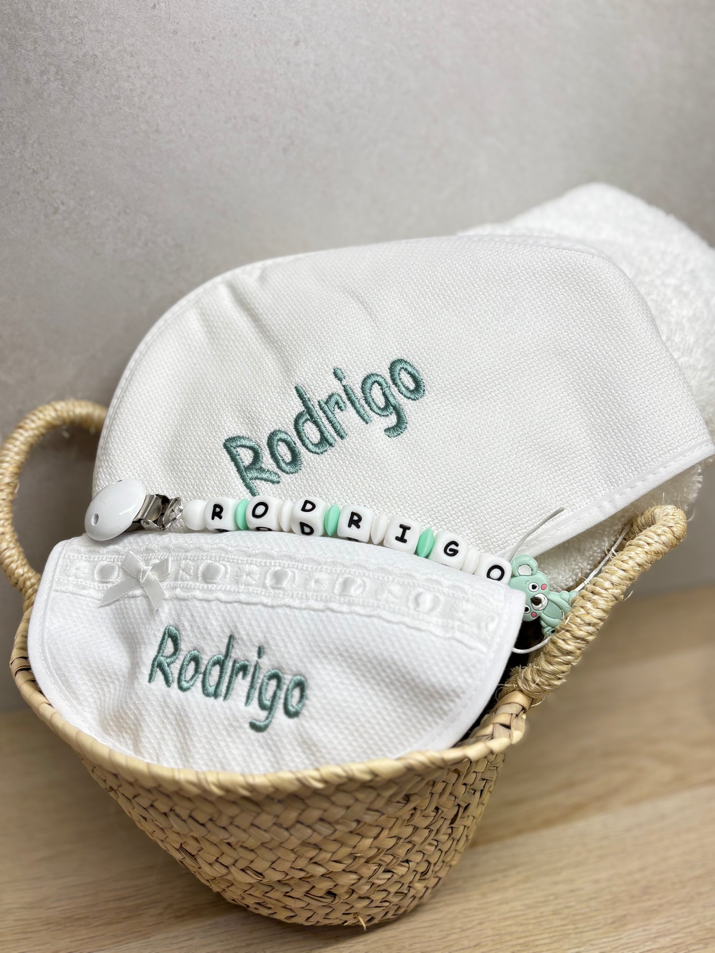 Cesta bebé personalizada – Un regalo tierno y completo desde el corazón