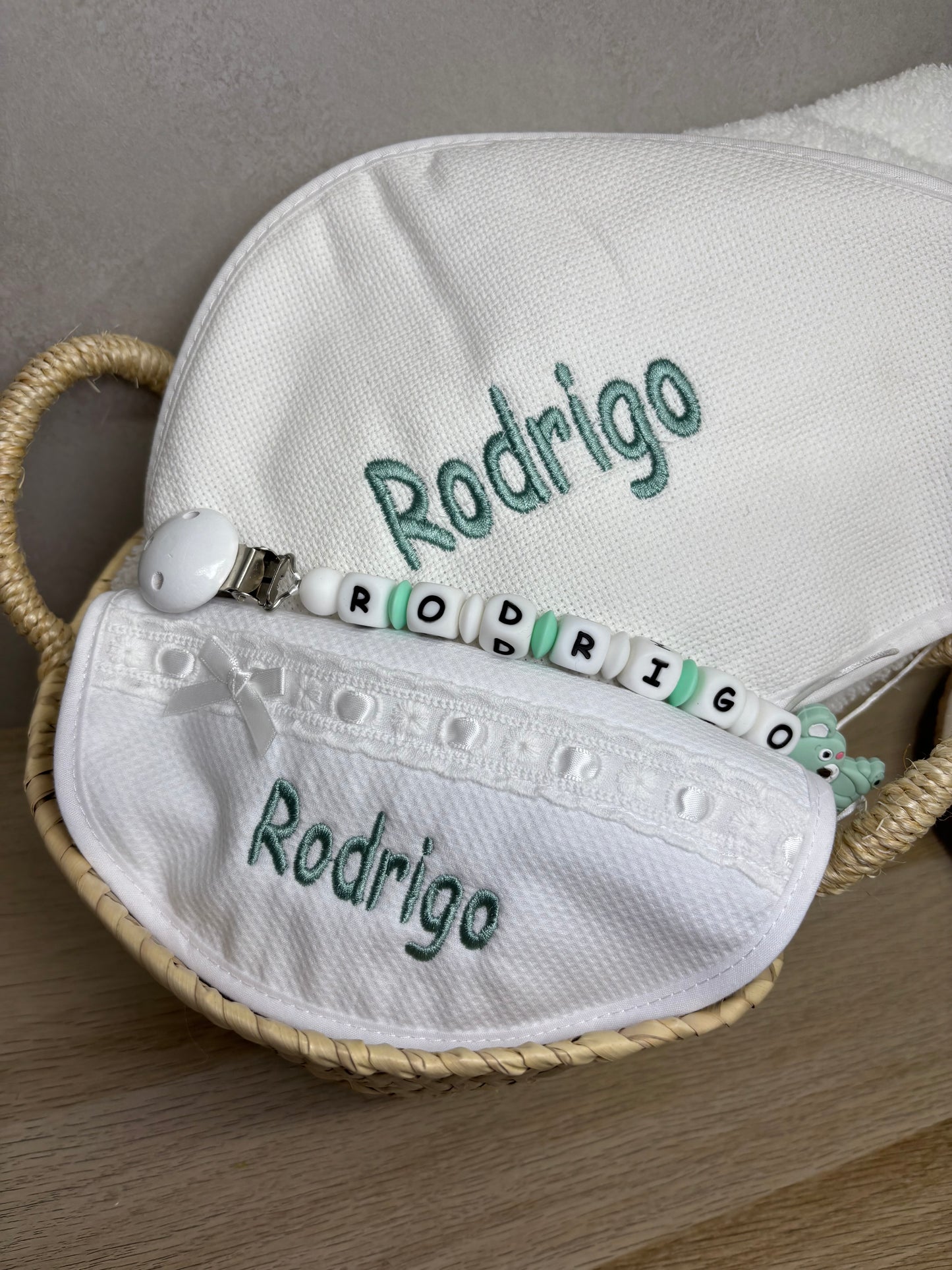 Cesta bebé personalizada – Un regalo tierno y completo desde el corazón
