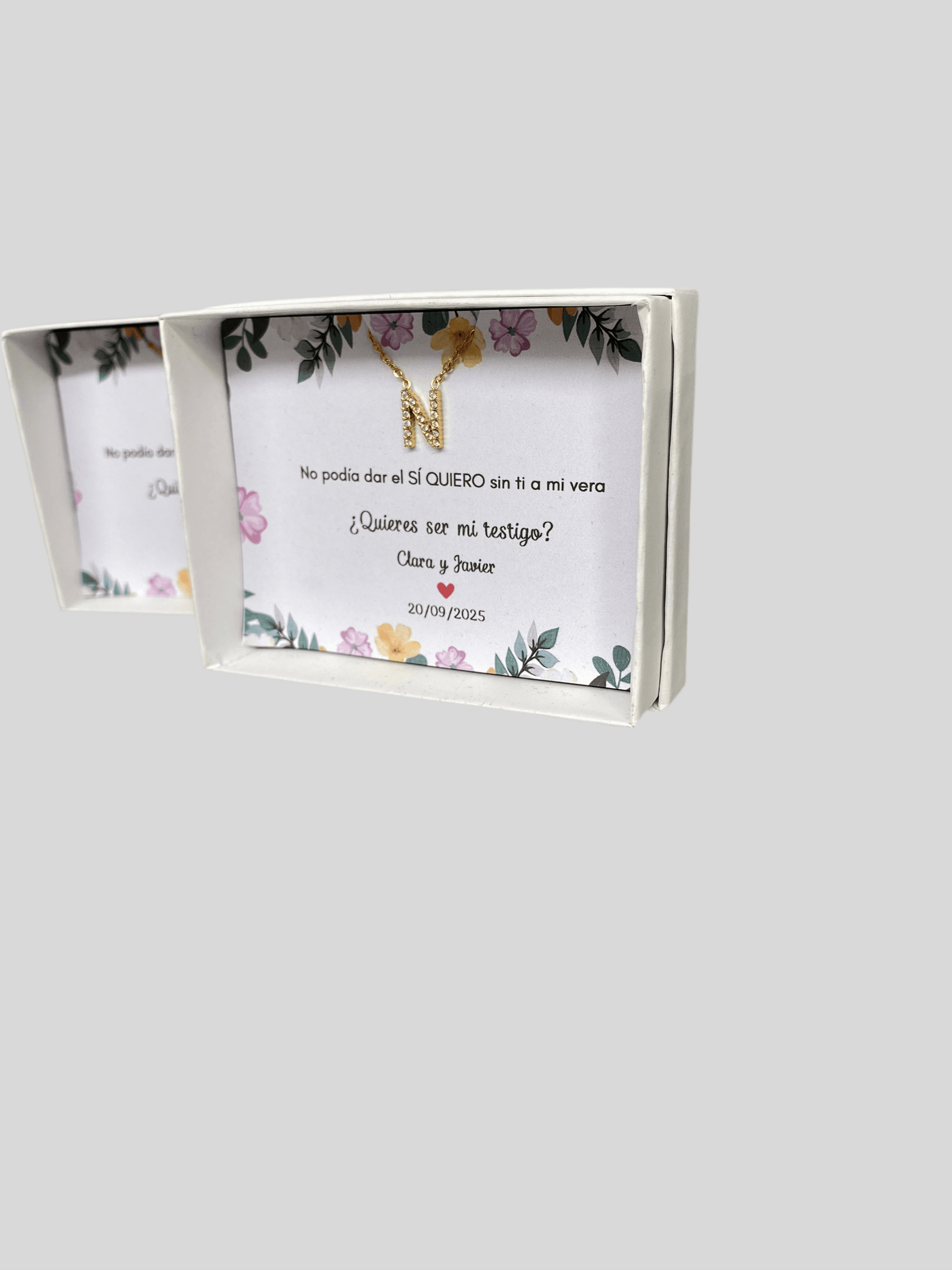 Caja con tarjeta personalizada + Collar con inicial - REGALA AMOR