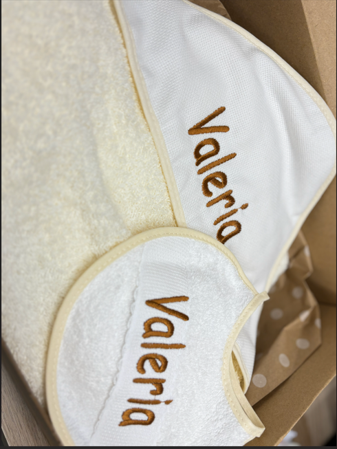 Pack Capa de baño y Babero Bordado Bebé – Dulzura desde el primer baño