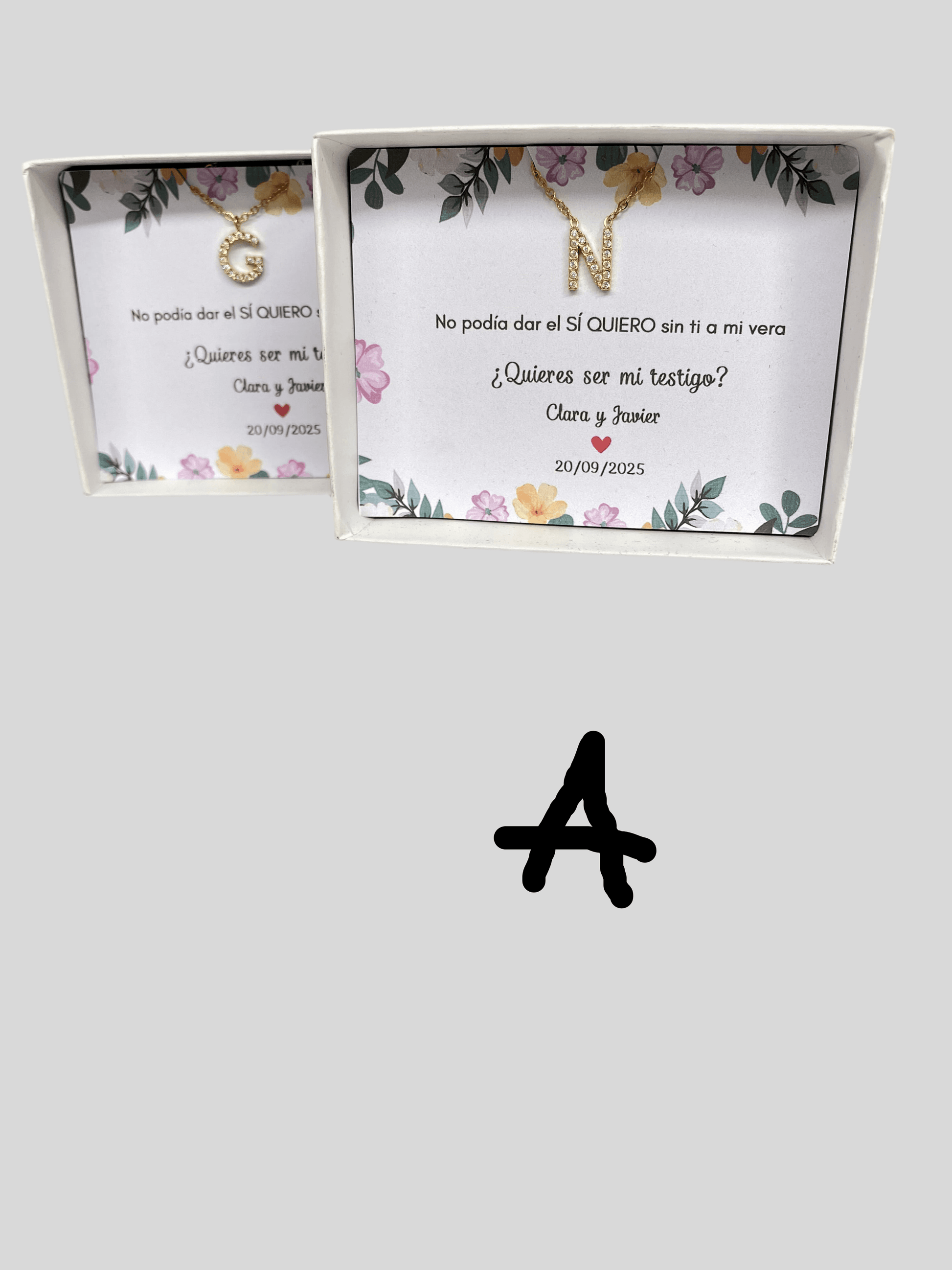 Caja con tarjeta personalizada + Collar con inicial - REGALA AMOR