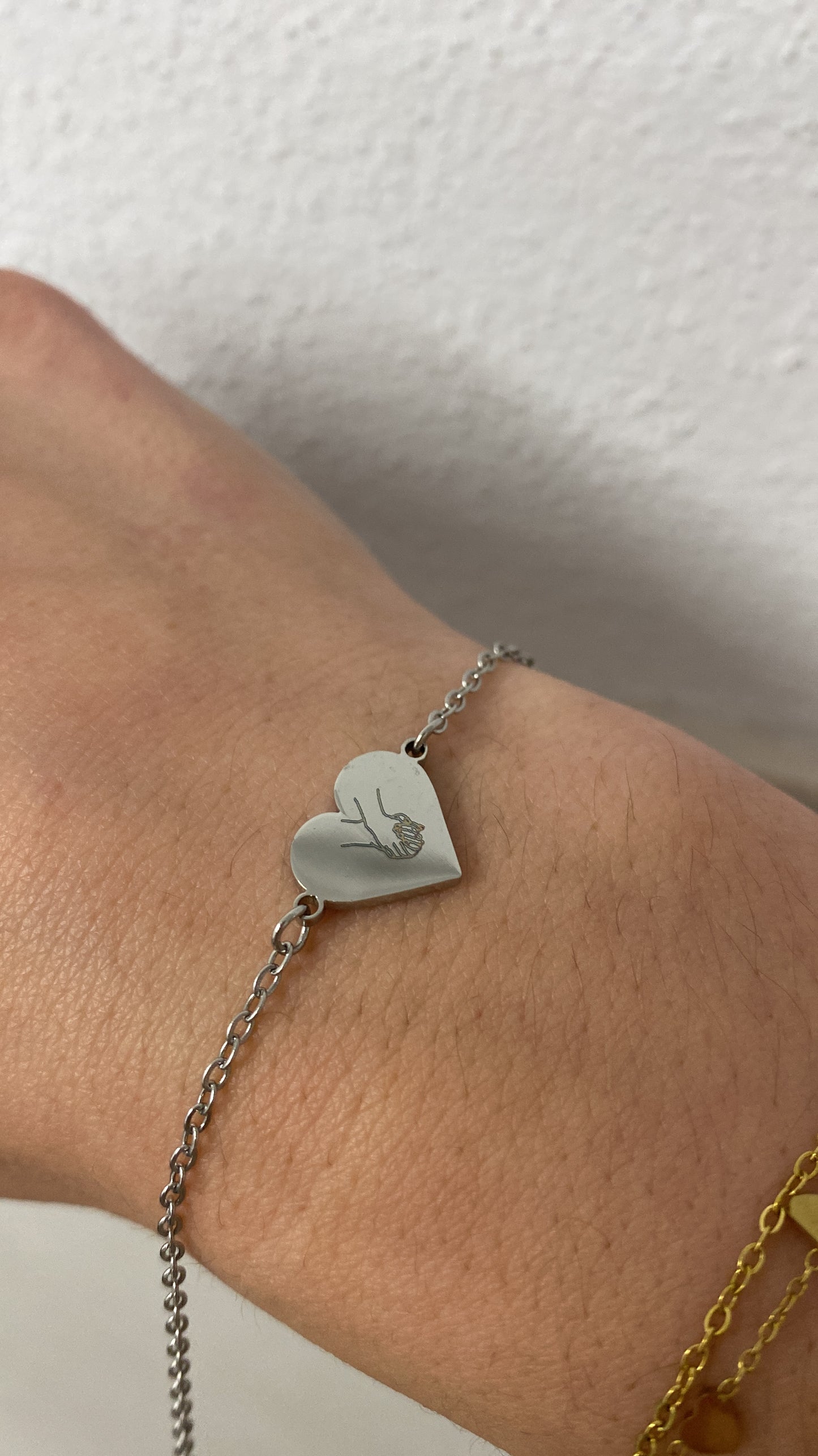 Pulsera corazon manos de amigas personalizada