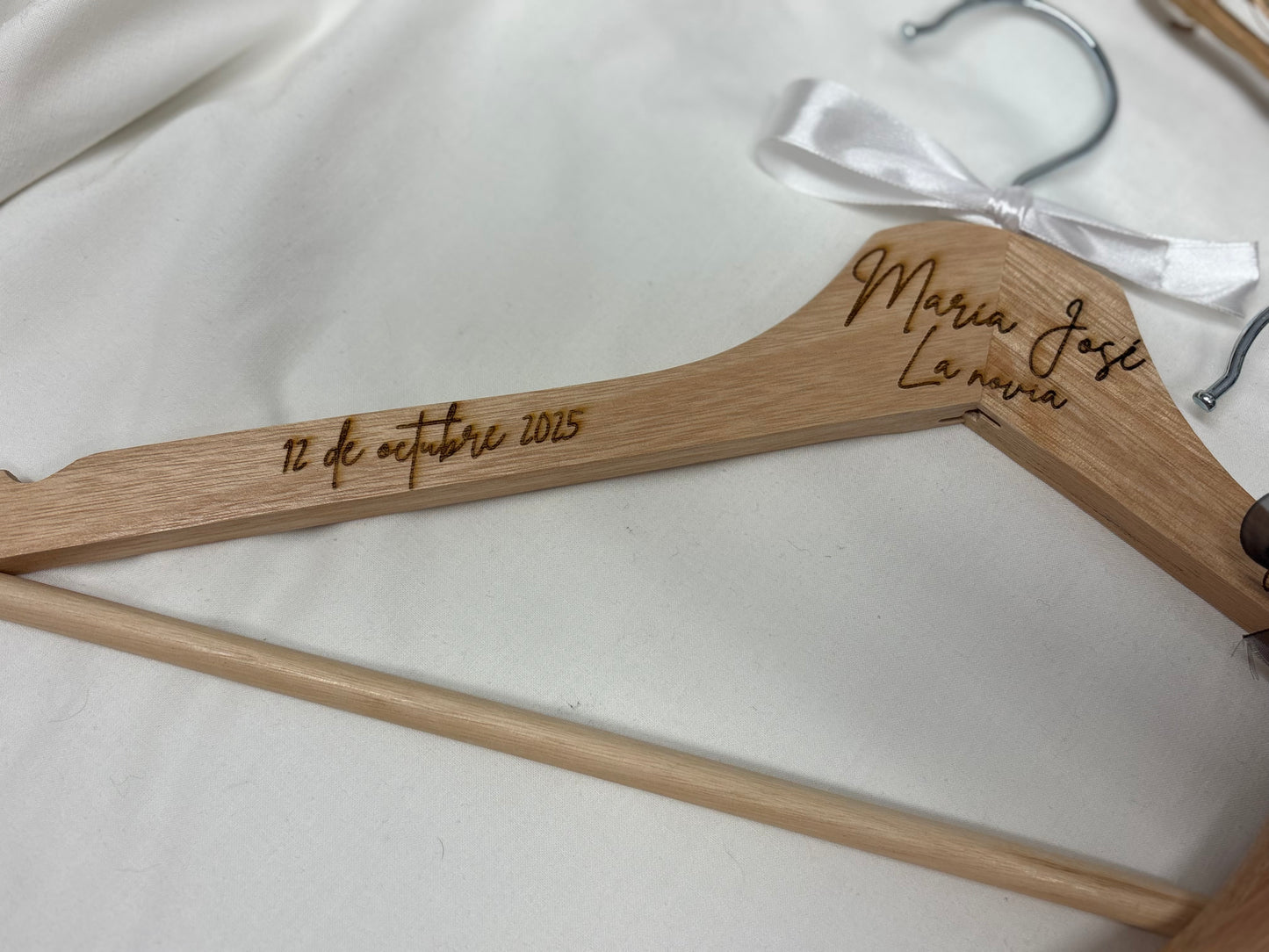 Perchas madera personalizadas novios