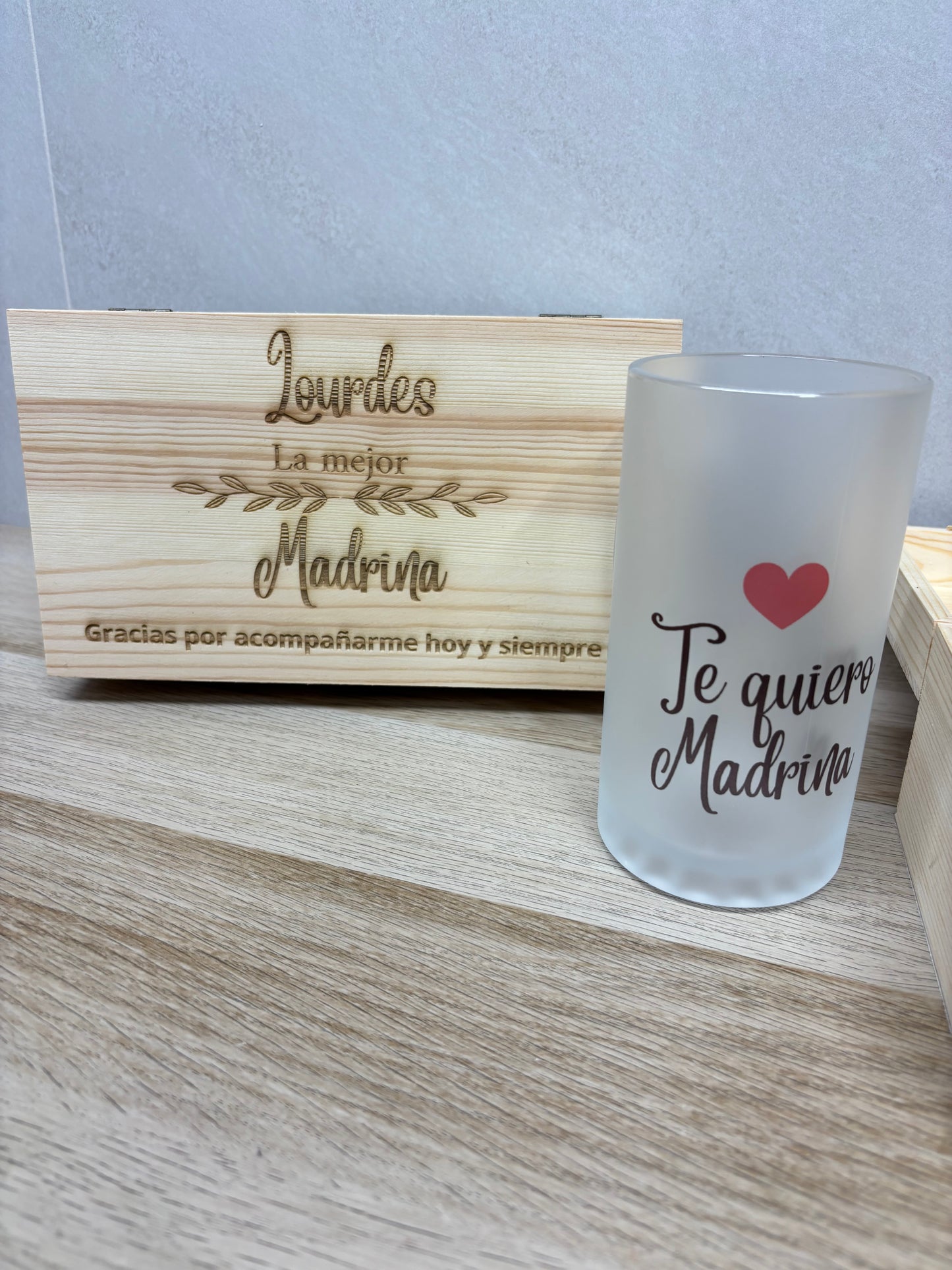 Caja personalizada con jarra de cerveza – regalo original para madrina