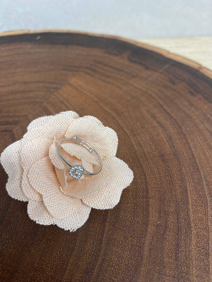 Anillo inicial brillo plateado - REGALA AMOR
