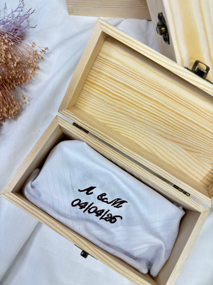 Pañuelo bordado en caja de madera personalizado – Un detalle que llega al corazón