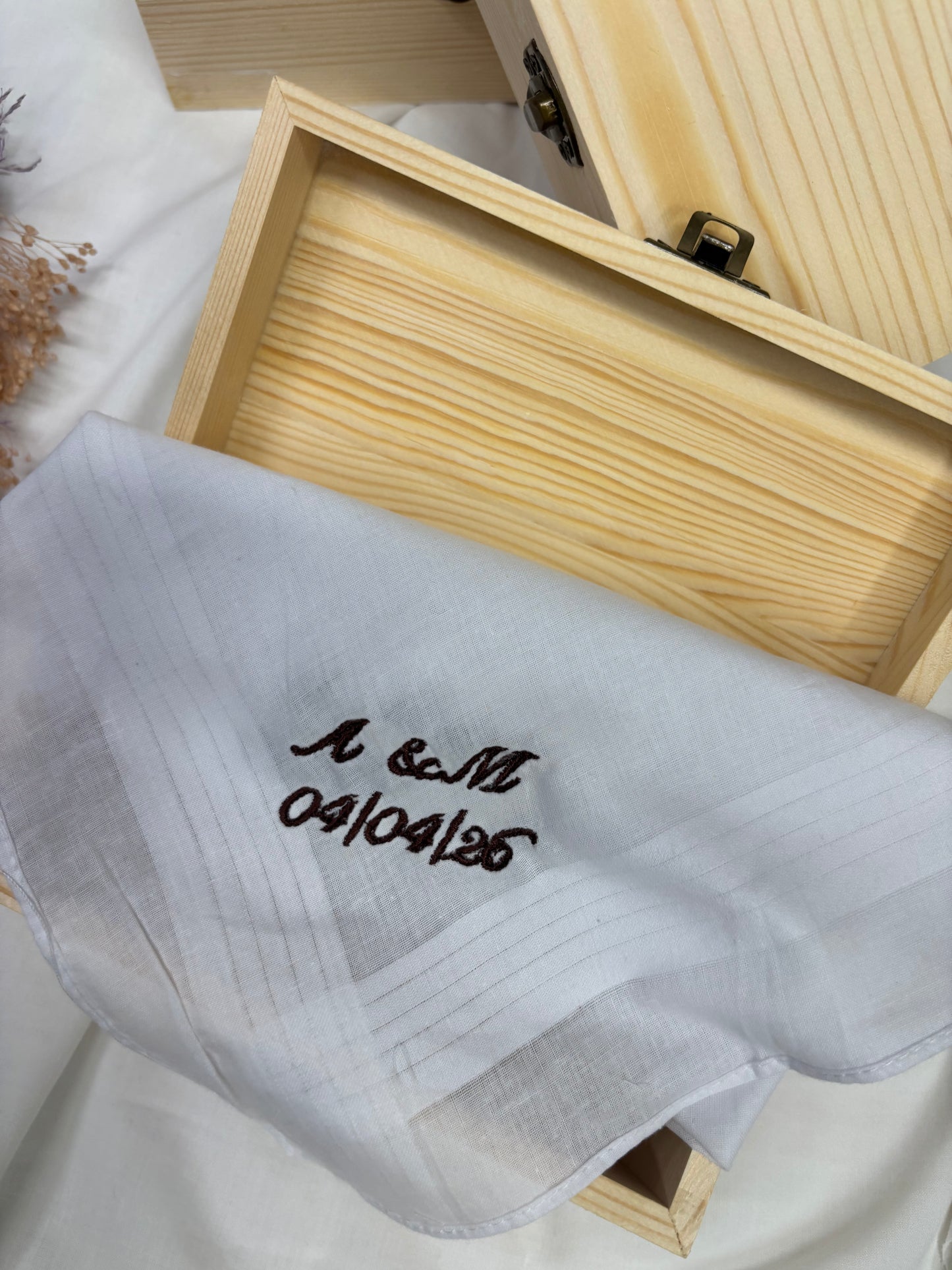 Pañuelo bordado en caja de madera personalizado – Un detalle que llega al corazón