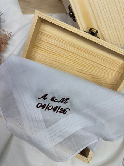Pañuelo bordado en caja de madera personalizado – Un detalle que llega al corazón